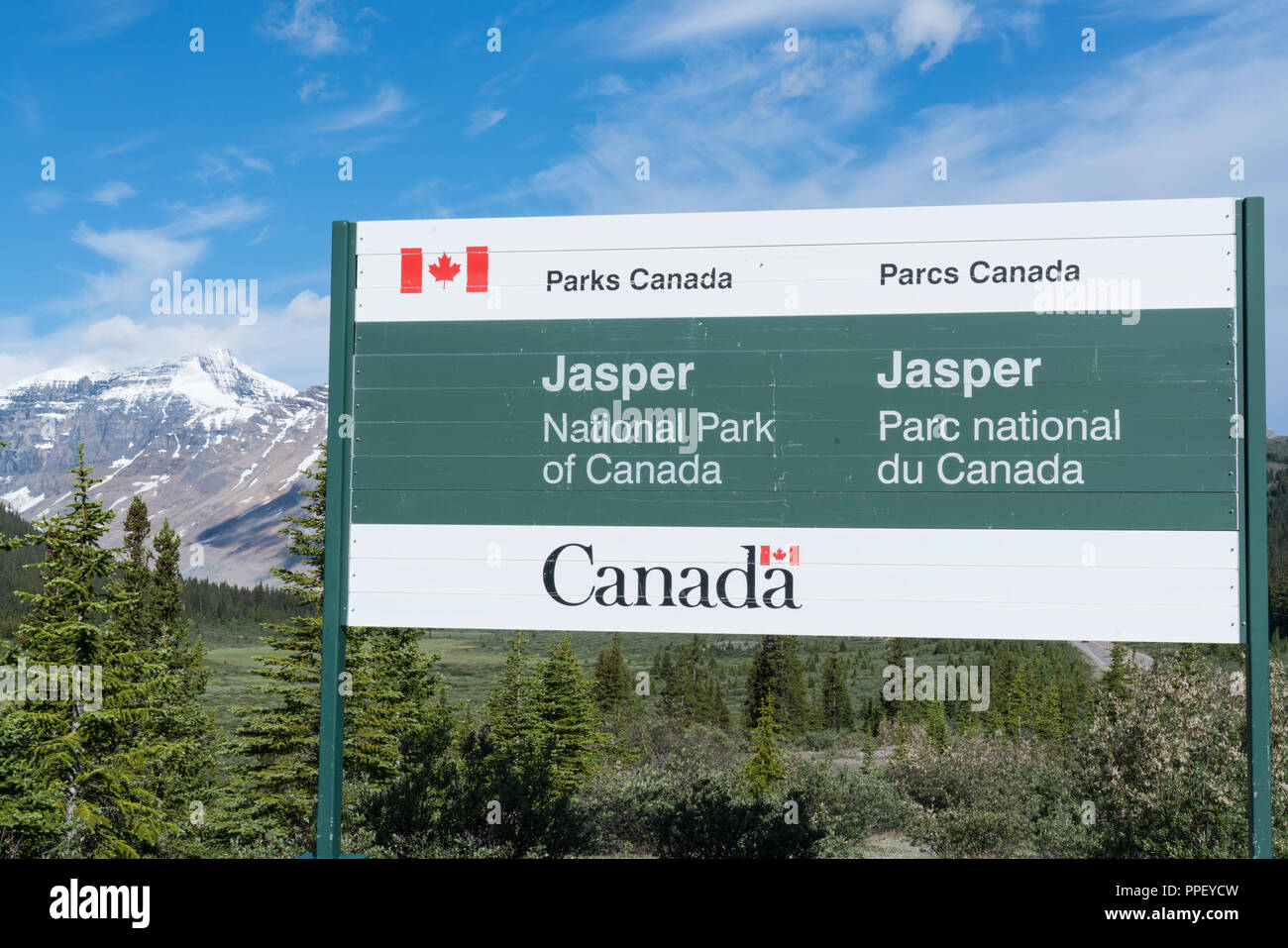 JASPER, CANADA - luglio 4, 2018: segno di benvenuto all'ingresso al Parco Nazionale di Jasper, Alberta, Canada Foto Stock