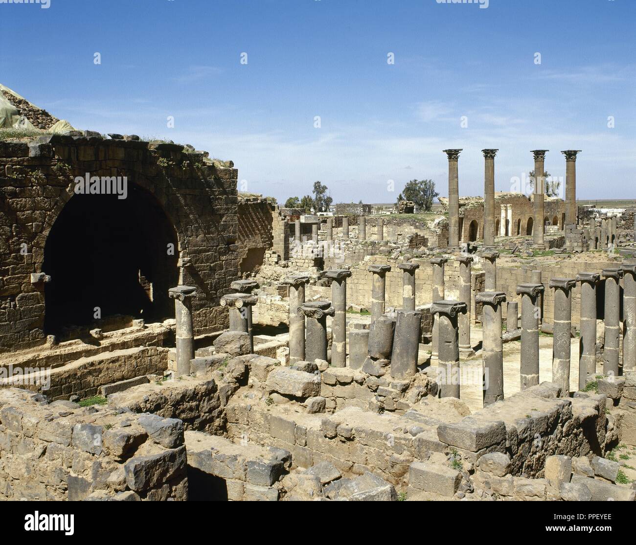 ARTE ROMANO. PROXIMO ORIENTE. BOSRA. Ruinas de la zona arqueológica romana de la ciudad. En primer término antiguos LOS BAÑOS PUBLICOS o TERMAS. SIRIA. Foto Stock