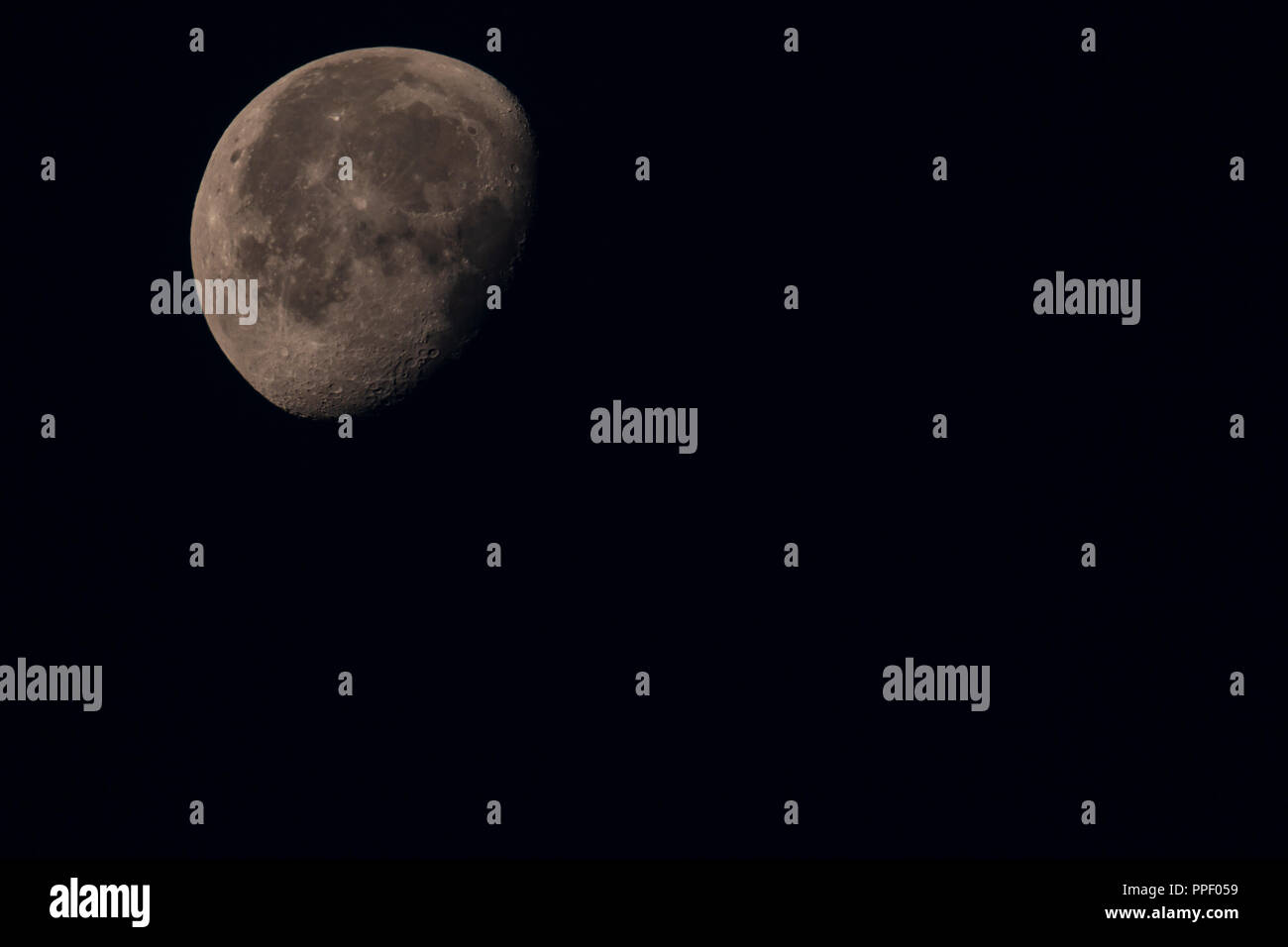 La luna nel cielo notturno Foto Stock