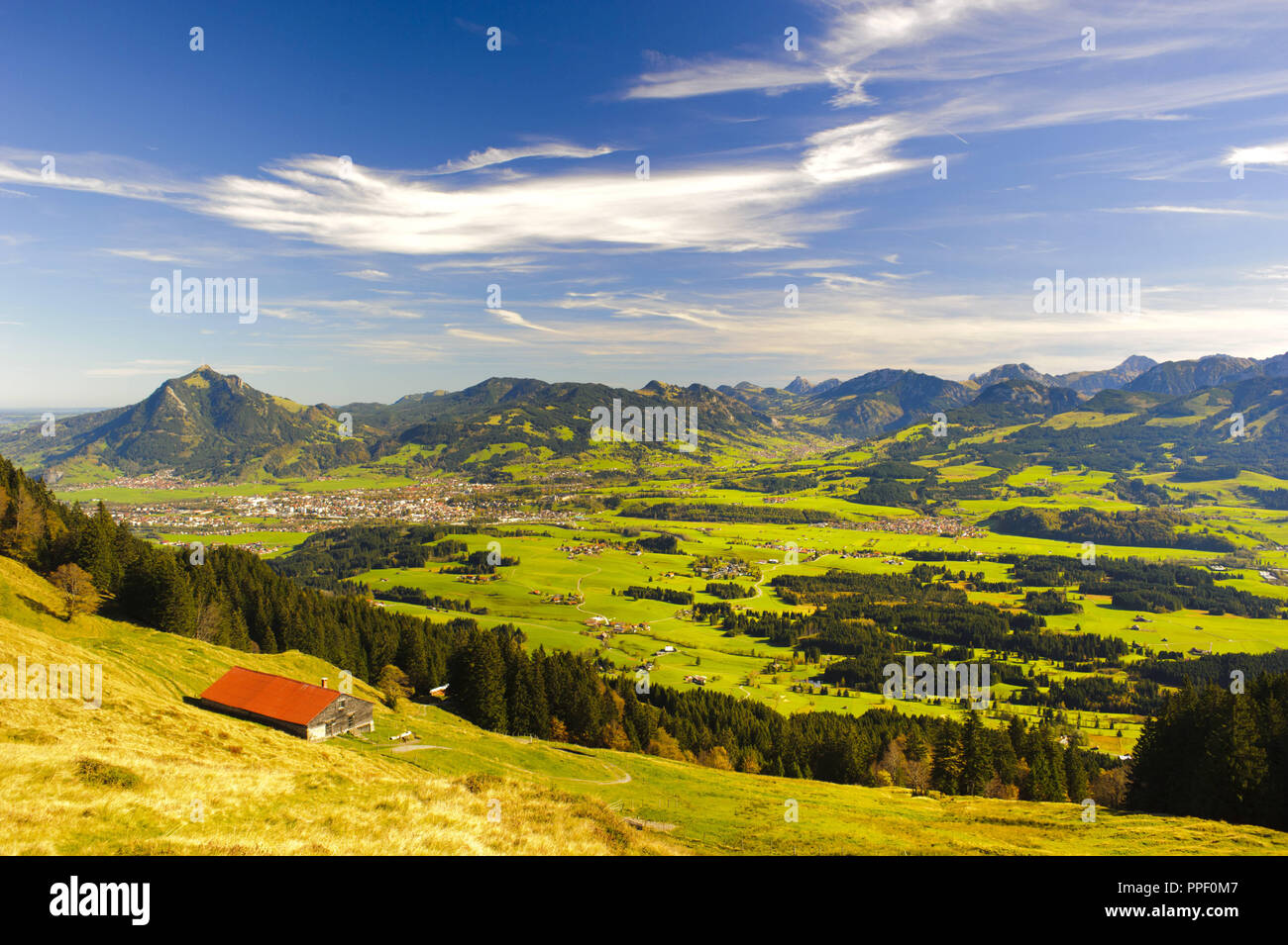 Paesaggio panoramico in Baviera si affaccia l'Allgaeu e Sonthofen prima della montagna Gruenten Foto Stock