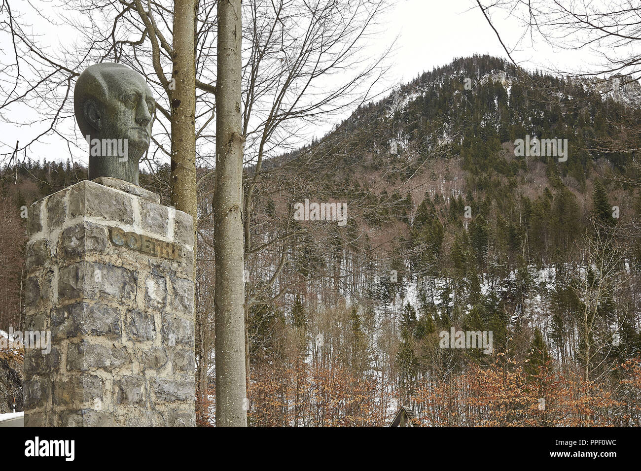 Monumento per il poeta Johann Wolfgang von Goethe sul Walchensee vicino Urfeld, sullo sfondo la 1565 m. alto Jochberg può essere visto. Foto Stock