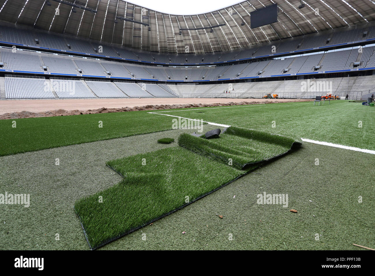 La posa di un nuovo prato e la trasformazione della superficie di appoggio in curva sud nello stadio Allianz Arena di Monaco di Baviera. Foto Stock