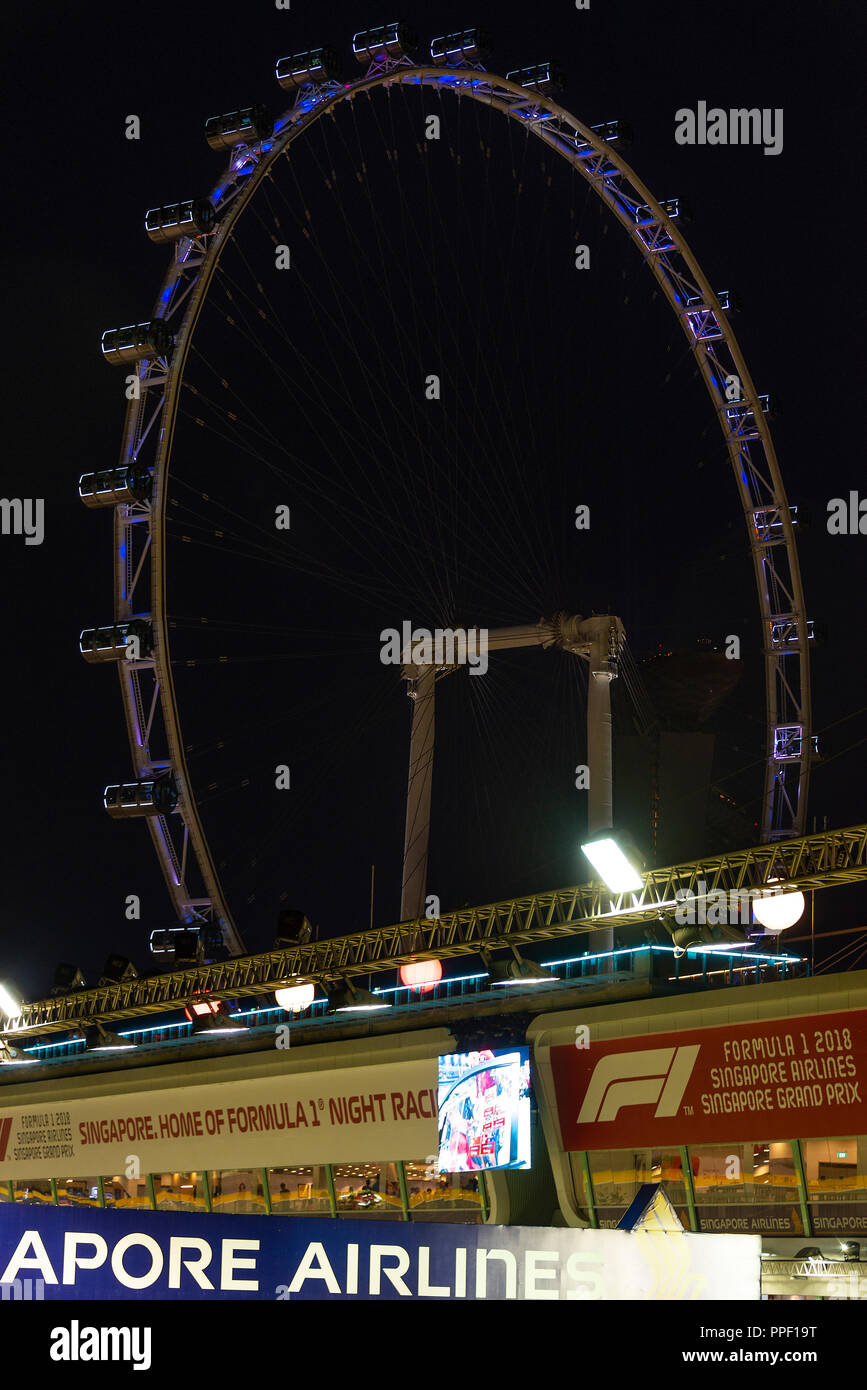 Il Singapore Flyer illuminata di notte durante la Formula 1 Grand Prix di Singapore dalla pit Grandstand Marina Bay Repubblica di Singapore Asia Foto Stock