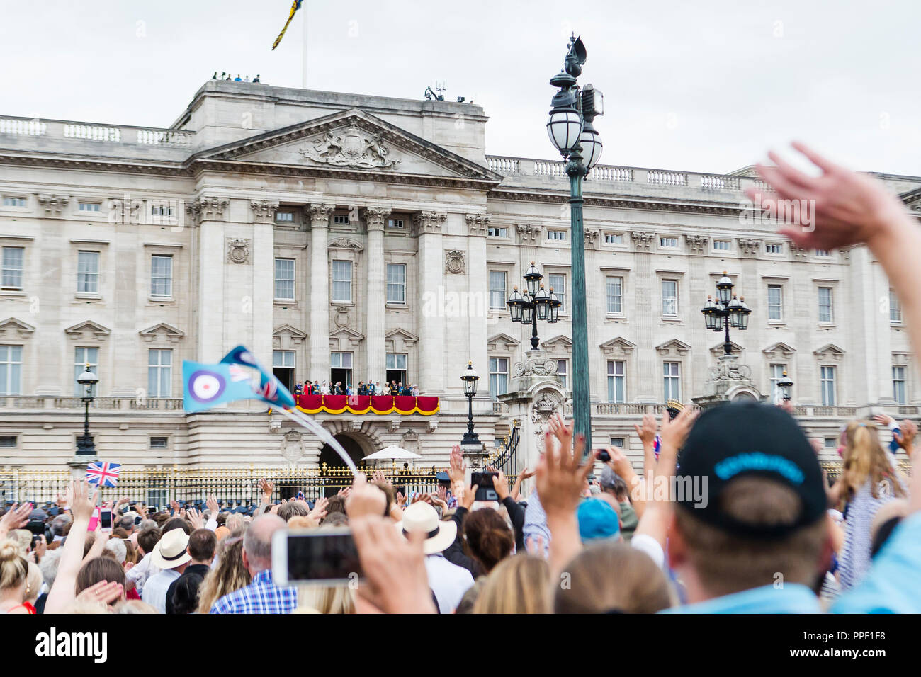 La famiglia reale sul balcone a Buckingham Palace e la folla sul Mall durante la Royal Air Force il centesimo anniversario Foto Stock