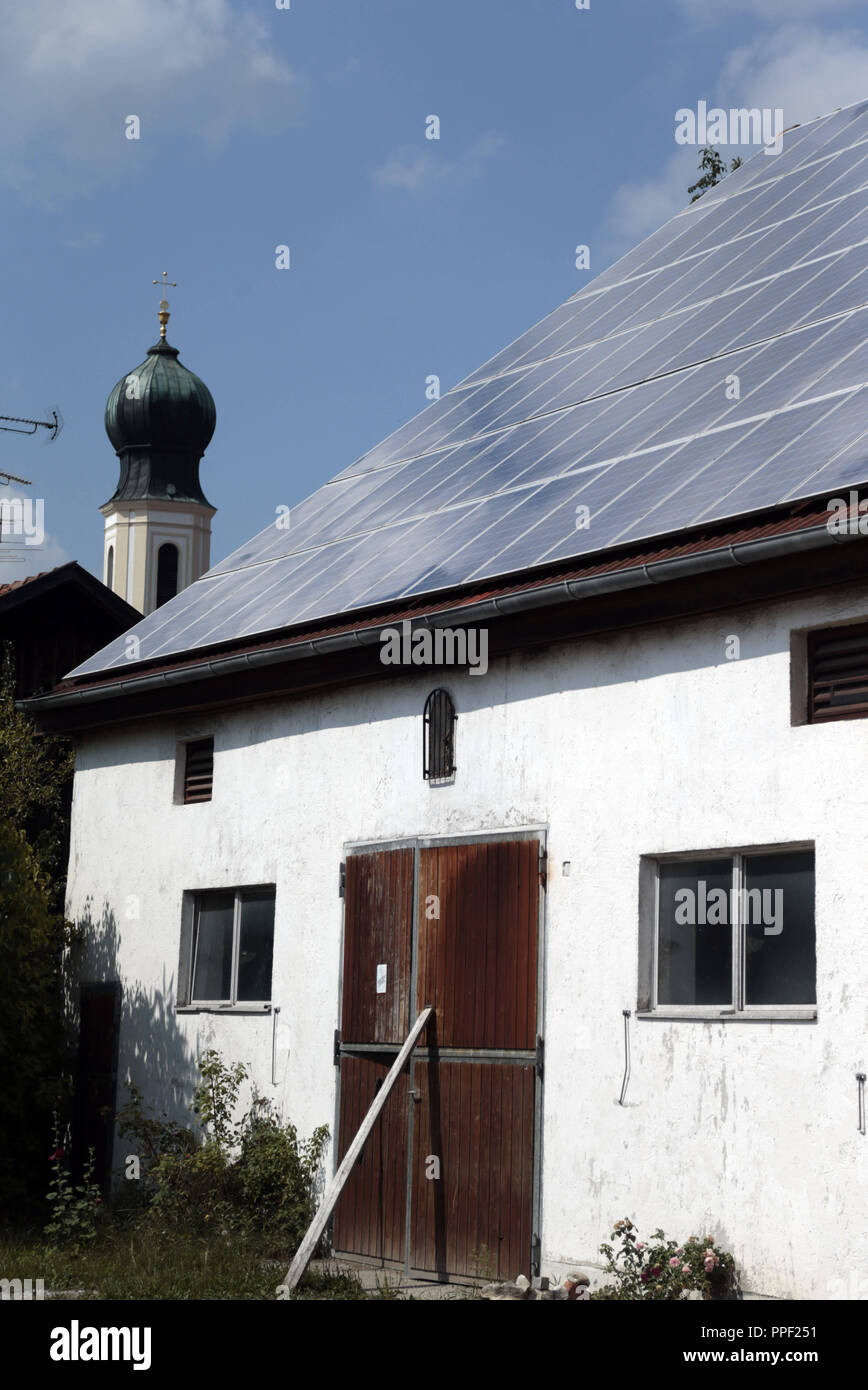Impianto fotovoltaico su una fattoria di Moore Weis, Baviera, Germania Foto Stock