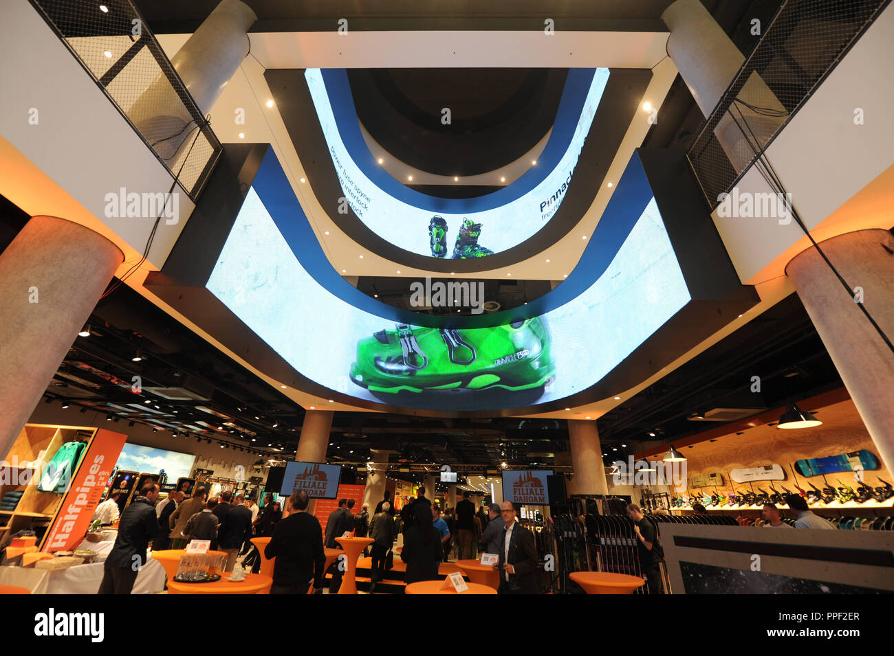 Il nuovo flagship store a partire da Sport Schöneck al 'Joseph-Pschorr-Haus' in Neuhauser Street a Monaco di Baviera, Germania. Una grande curva in multischermo hall Foto Stock