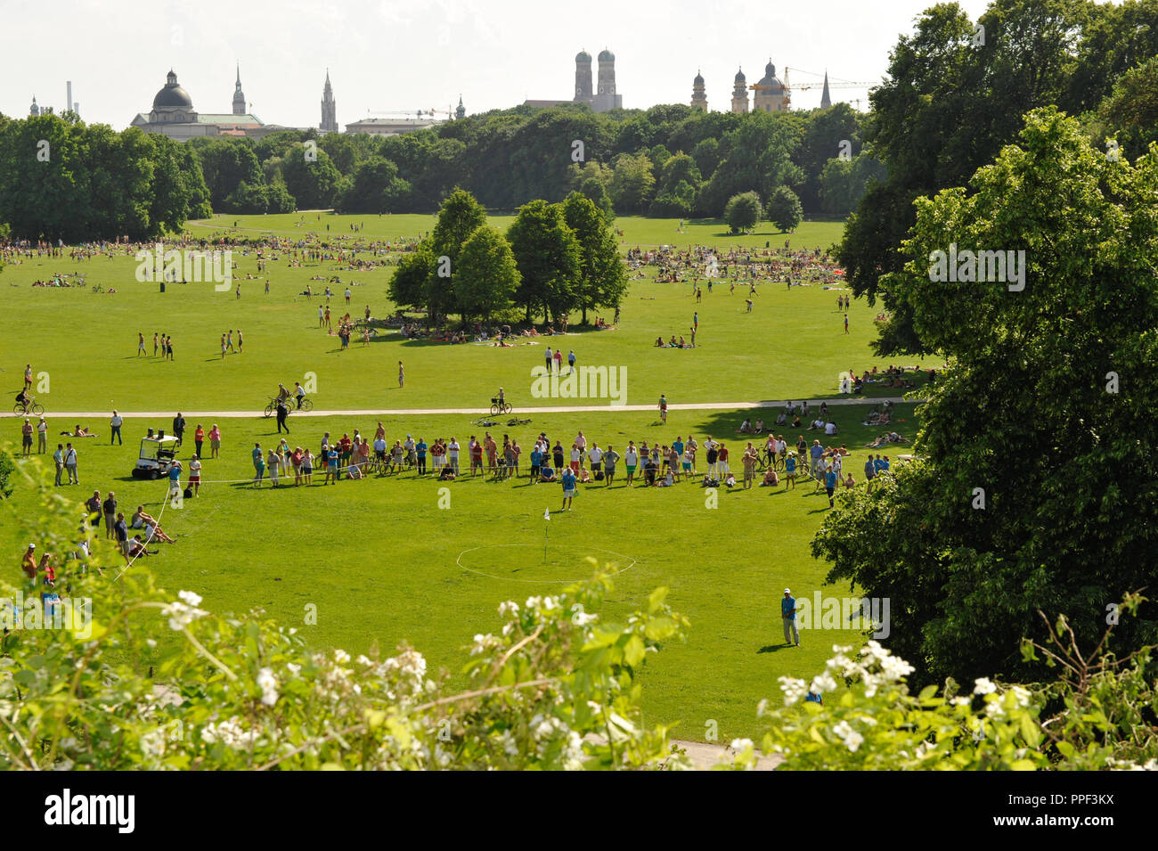 Evento Promozionale nel Giardino Inglese per la venticinquesima BMW International Open: professionisti del golf presso il "tee time' all'monopteros all apertura della settimana anniversario della Germania è solo il Tour Europeo torneo. Foto Stock