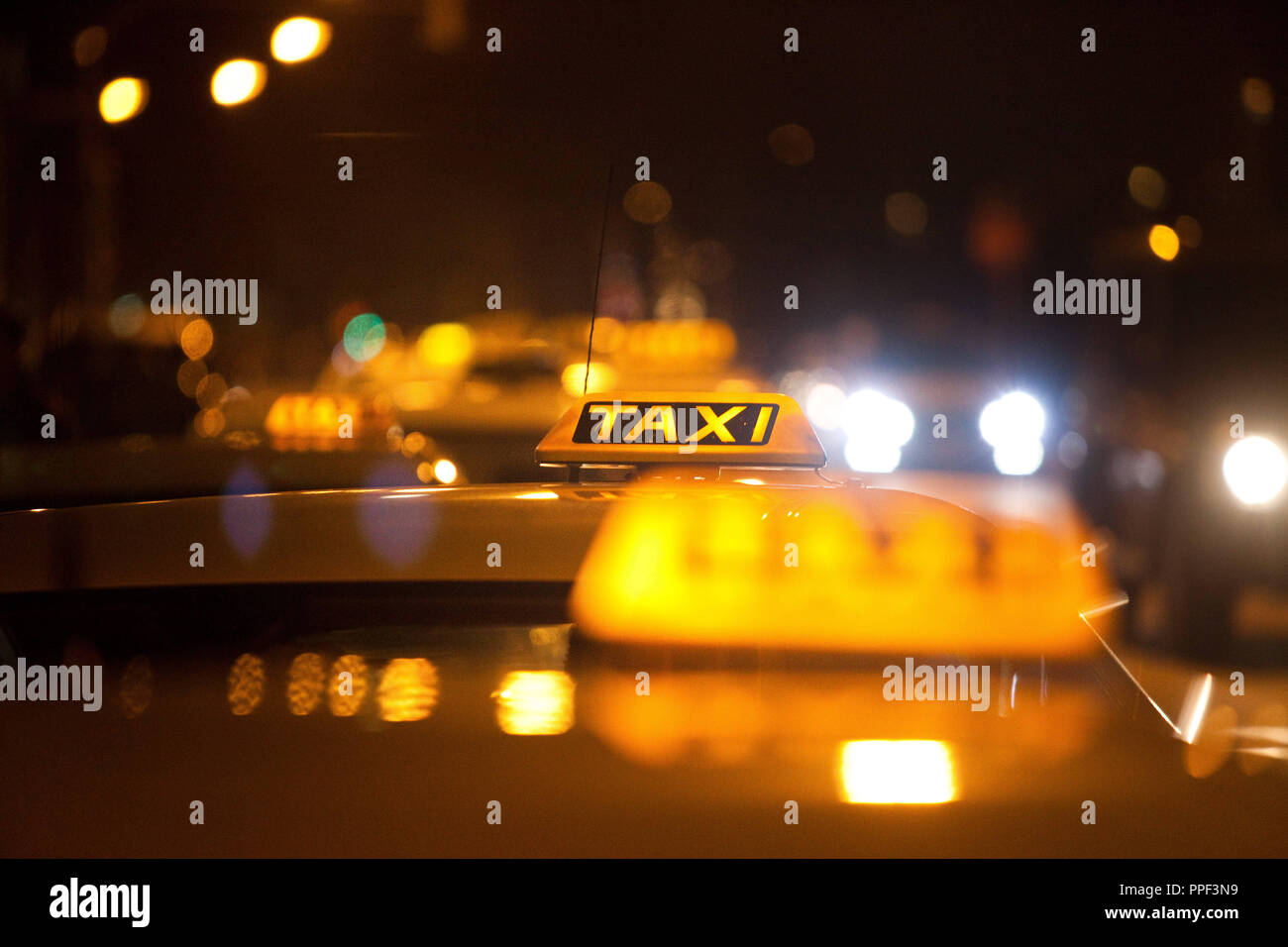 Taxi con insegne luminose in attesa per i clienti a Maximiliansplatz a Monaco di Baviera. Foto Stock