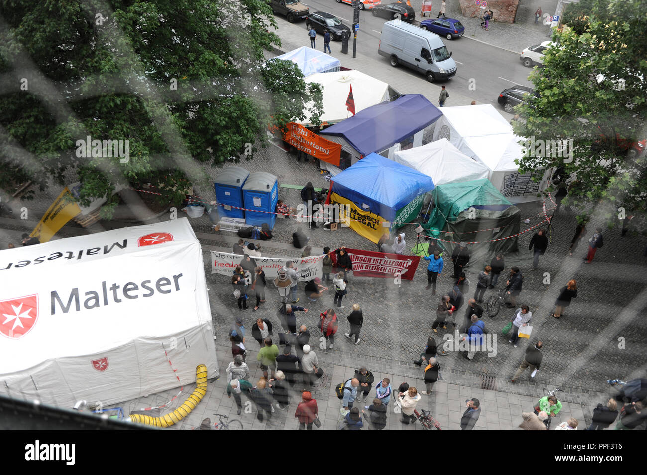 I rifugiati sciopero della fame per manifestare a favore di migliori condizioni di vita e il trattamento al Rindermarkt a Monaco di Baviera (giorno 6). Foto Stock