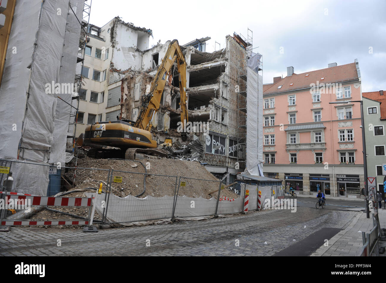 Demolizione di un ufficio e un edificio commerciale in Hermann-Sack-Strasse in Hackenviertel a Monaco di Baviera. Foto Stock