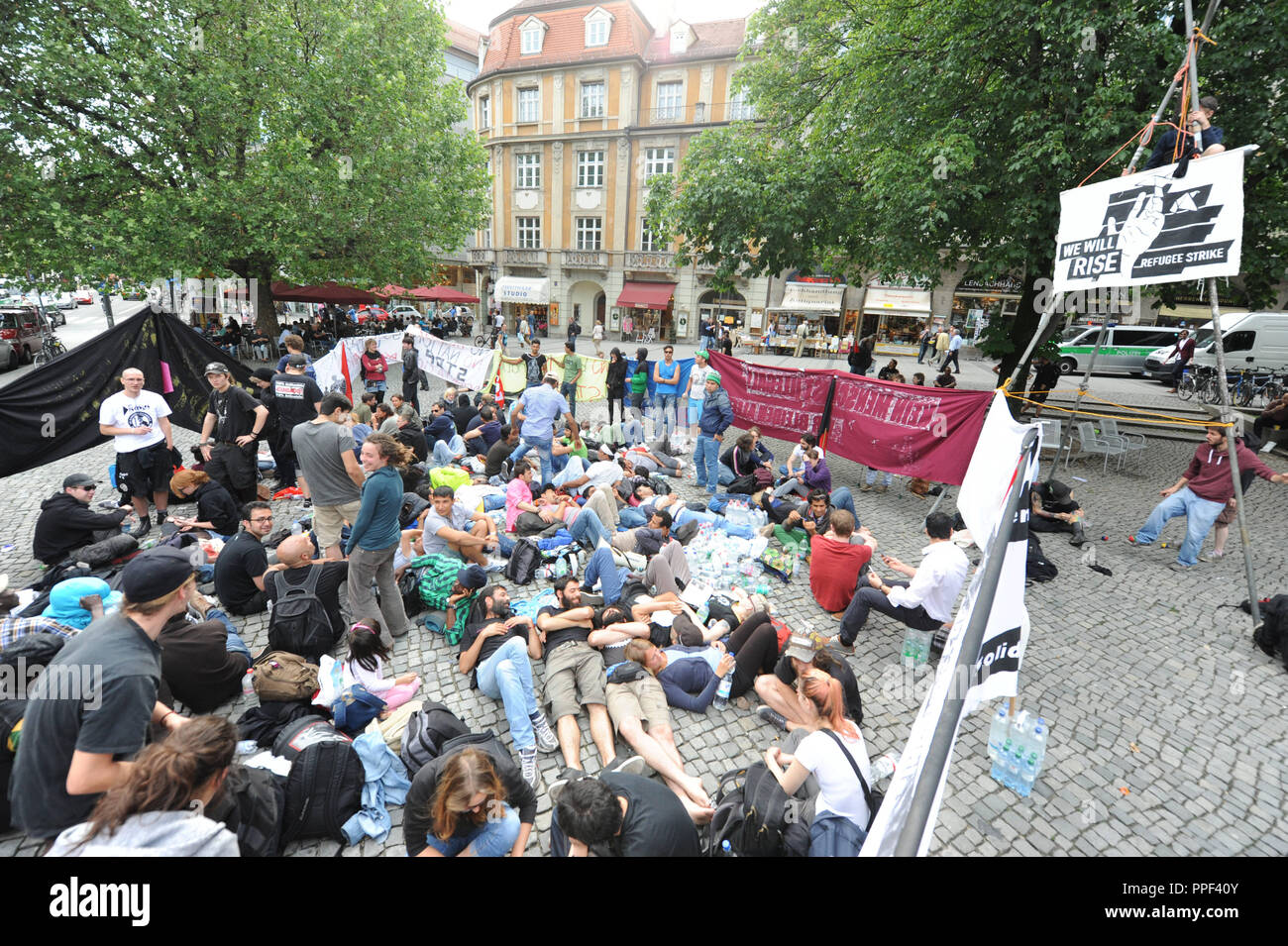 I rifugiati sciopero della fame per manifestare a favore di migliori condizioni di vita e il trattamento al Rindermarkt a Monaco di Baviera. Foto Stock