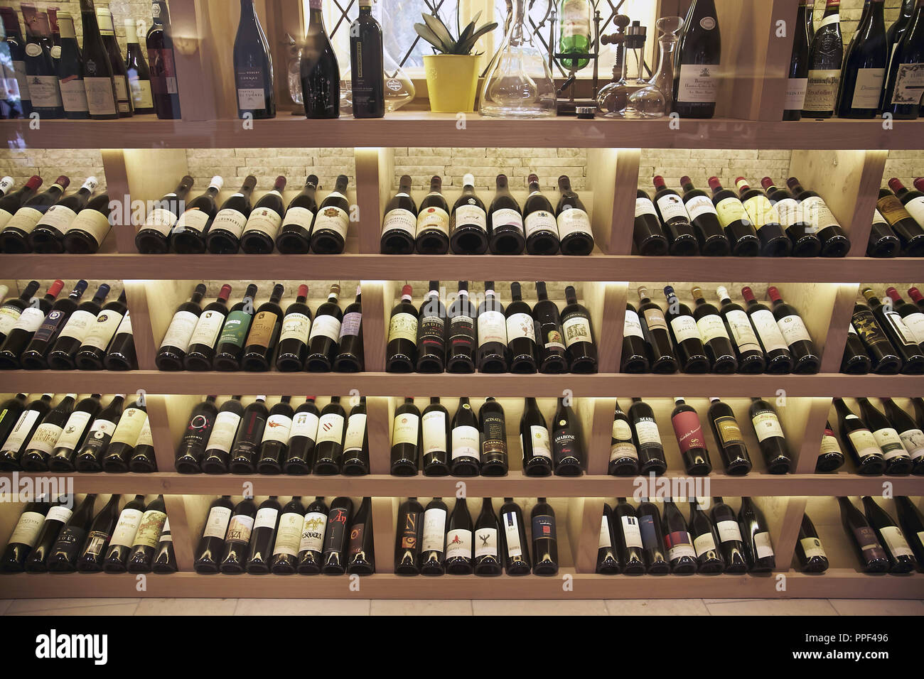 Portabottiglie di vino in 'Reindl's Partenkirchner Hof' alla Bahnhofstrasse 15 a Garmisch-Partenkirchen. Foto Stock