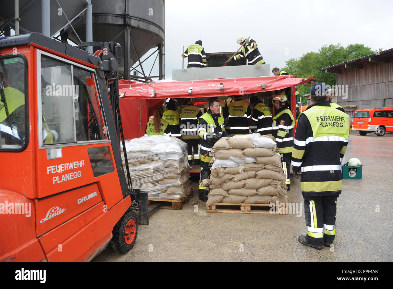 Alluvione 2013: il contrappeso macchina di riempimento del reparto antincendio Planegg / Graefelfing è riempito a Kieswerk Glueck in Graefelfing. Foto Stock