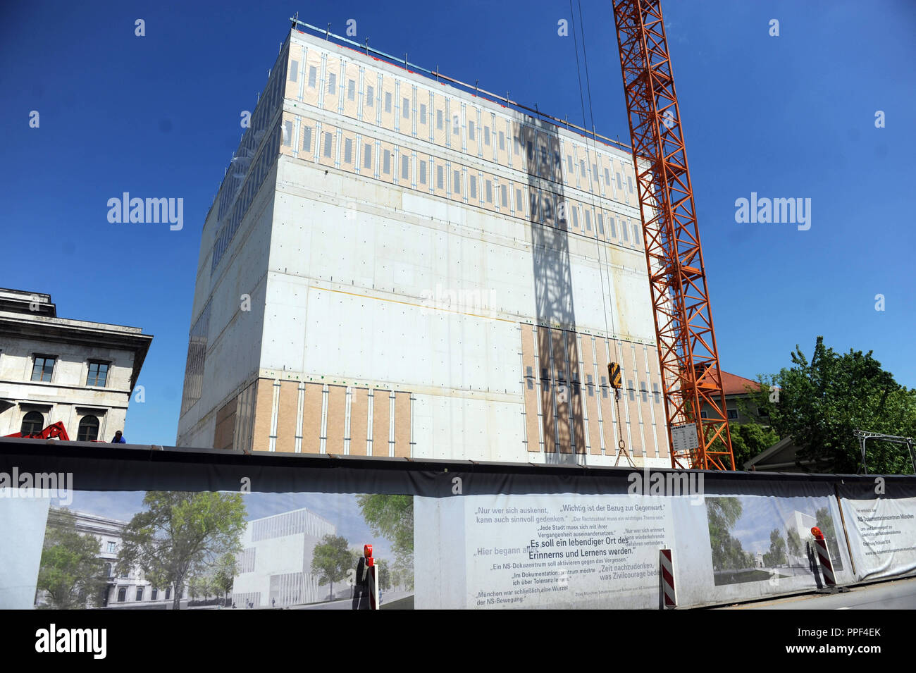 Lavori di costruzione del a forma di cubo nuovo edificio del NS Dokumentationszentrum (Centro di Documentazione per la storia del socialismo nazionale) in Brienner Strasse a Koenigsplatz. Foto Stock