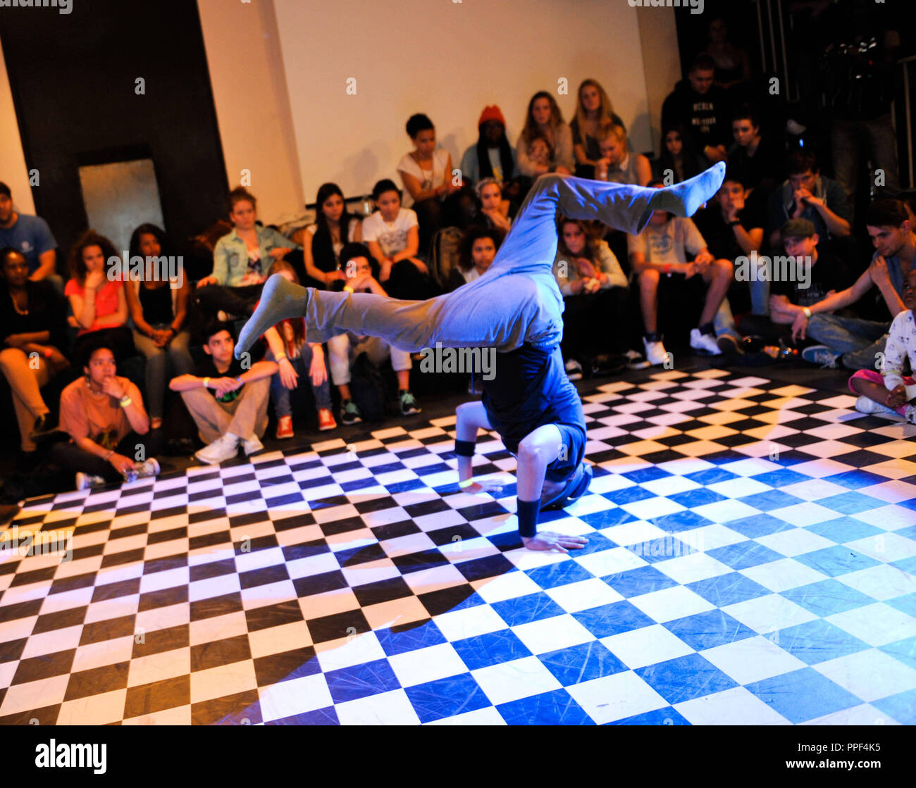 Gli spettatori di ammirare un ballerino al primo street dance festival "Nazione di ispirazione" a Monaco di Baviera. Il Monaco di Baviera-basato hip-hop comunità "strada dell'amore" ha organizzato un concorso a Feierwerk quali la danza e la poesia sono sia celebrato. Foto Stock