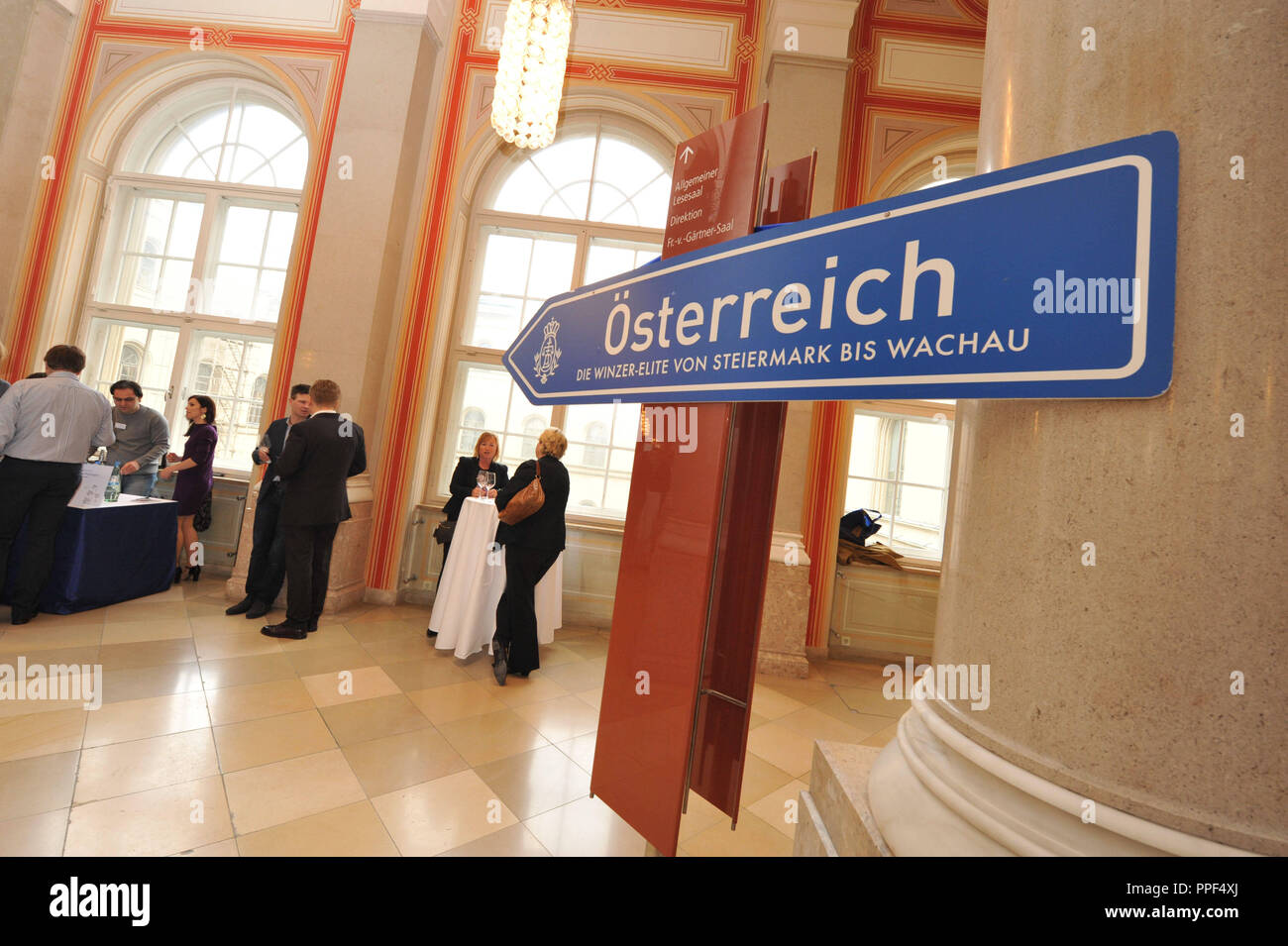 Winzerelite (vinificazione elite) degustazione vini organizzato da Dallmayr presso la Biblioteca della città. Qui Dallmayr presenta austriaco e tedesco top winemakers. Foto Stock