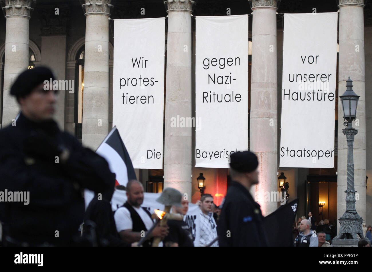 L'Opera di Stato e il Teatro Residenz protestare contro una neo-nazi marzo. Gli estremisti di destra commemorare l anniversario della morte di uno dei loro compagni, Reinhold Elstner, che impostare se stesso sul fuoco nel 1995 per protestare contro la Wehrmacht mostra. Sopra l'ingresso dell'opera ci sono lunghi panni bianchi recanti la scritta "Noi protestiamo contro rituali nazi a casa nostra - l'Opera di Stato bavarese". Foto Stock