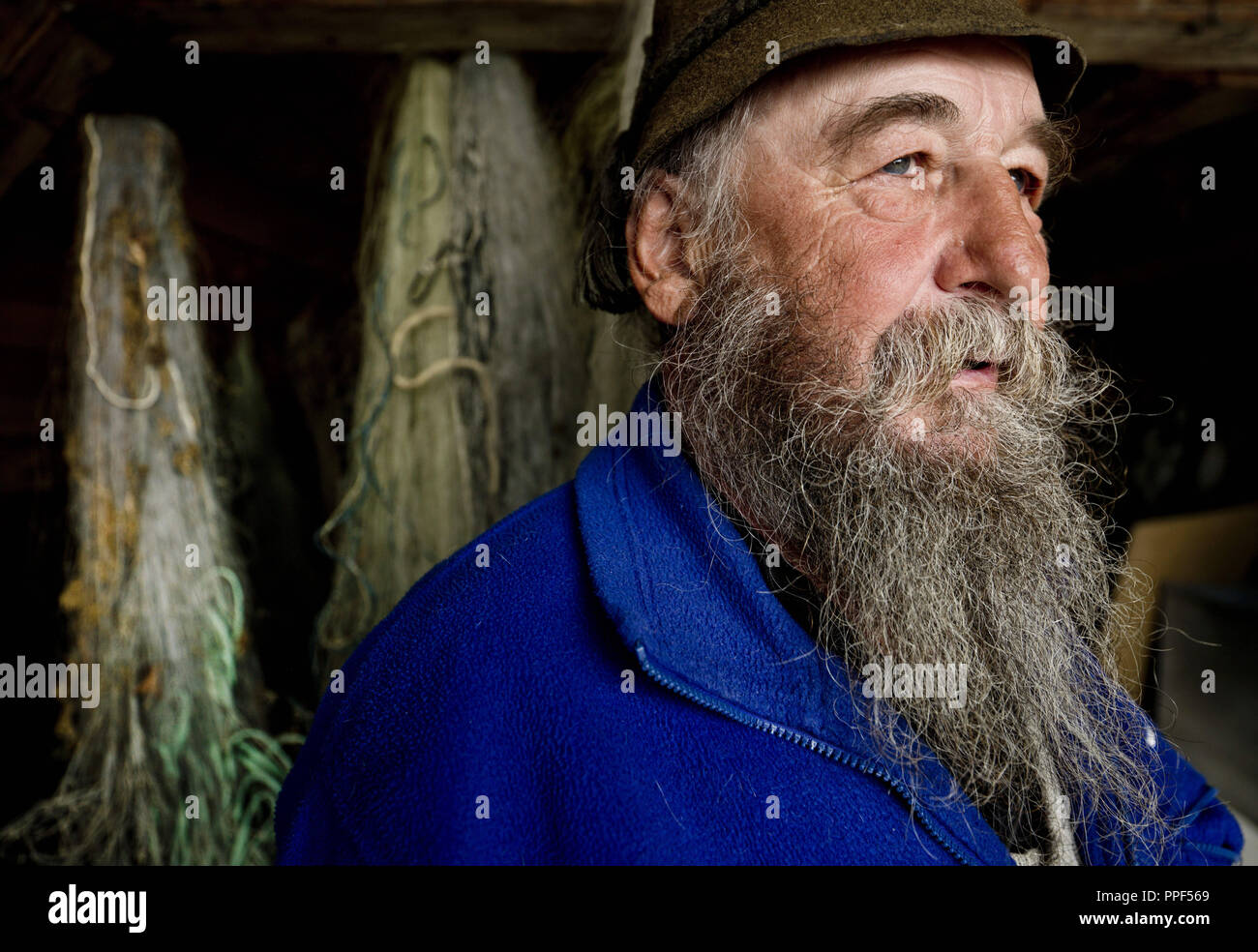 Simon Rauch, un pescatore sul Ammersee, raffigurato nella sua capanna in Diessen. Foto Stock