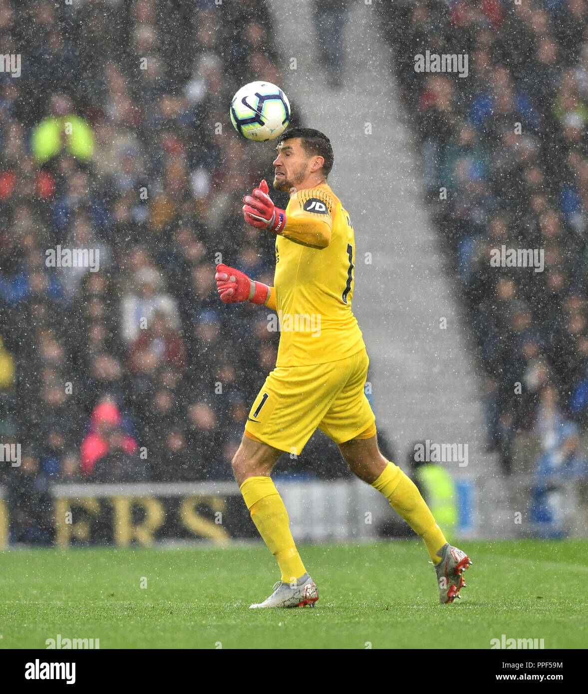 Maty Ryan di Brighton capi la sfera chiaro da Harry Kane di speroni durante il match di Premier League tra Brighton e Hove Albion e Tottenham Hotspur presso la American Express Community Stadium , Brighton , 22 settembre 2018 solo uso editoriale. No merchandising. Per le immagini di calcio FA e Premier League restrizioni si applicano inc. no internet/utilizzo mobile senza licenza FAPL - per i dettagli contatti Football Dataco Foto Stock