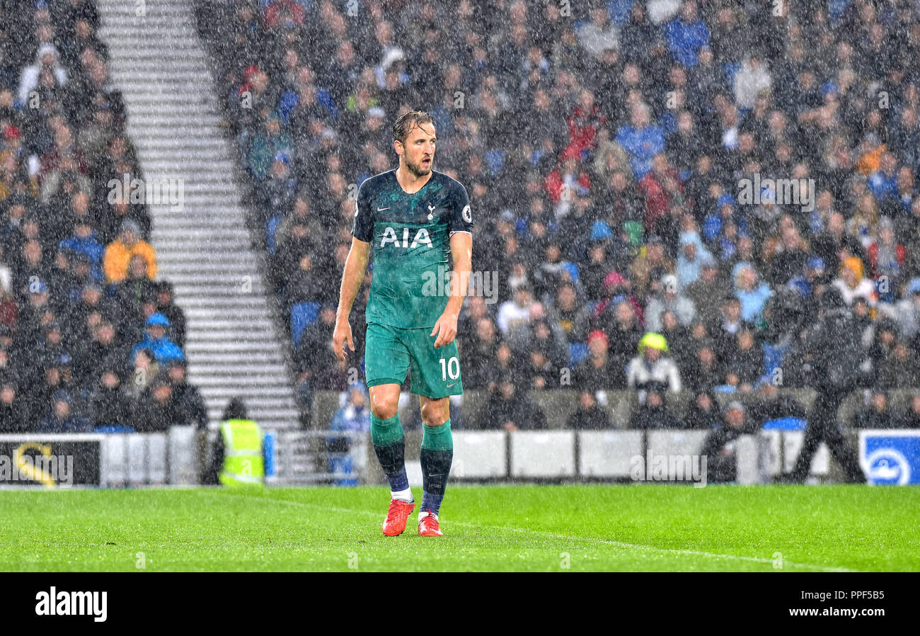 Harry Kane of Spurs sembra stupido e bagnato durante la partita della Premier League tra Brighton e Hove Albion e Tottenham Hotspur all'American Express Community Stadium , Brighton , 22 settembre 2018 Foto Simon Dack / Telephoto Images. Solo per uso editoriale. Nessun merchandising. Per le immagini di calcio si applicano le restrizioni di fa e Premier League inc. Nessun utilizzo di Internet/cellulare senza licenza FAPL - per i dettagli contattare Football Dataco Foto Stock