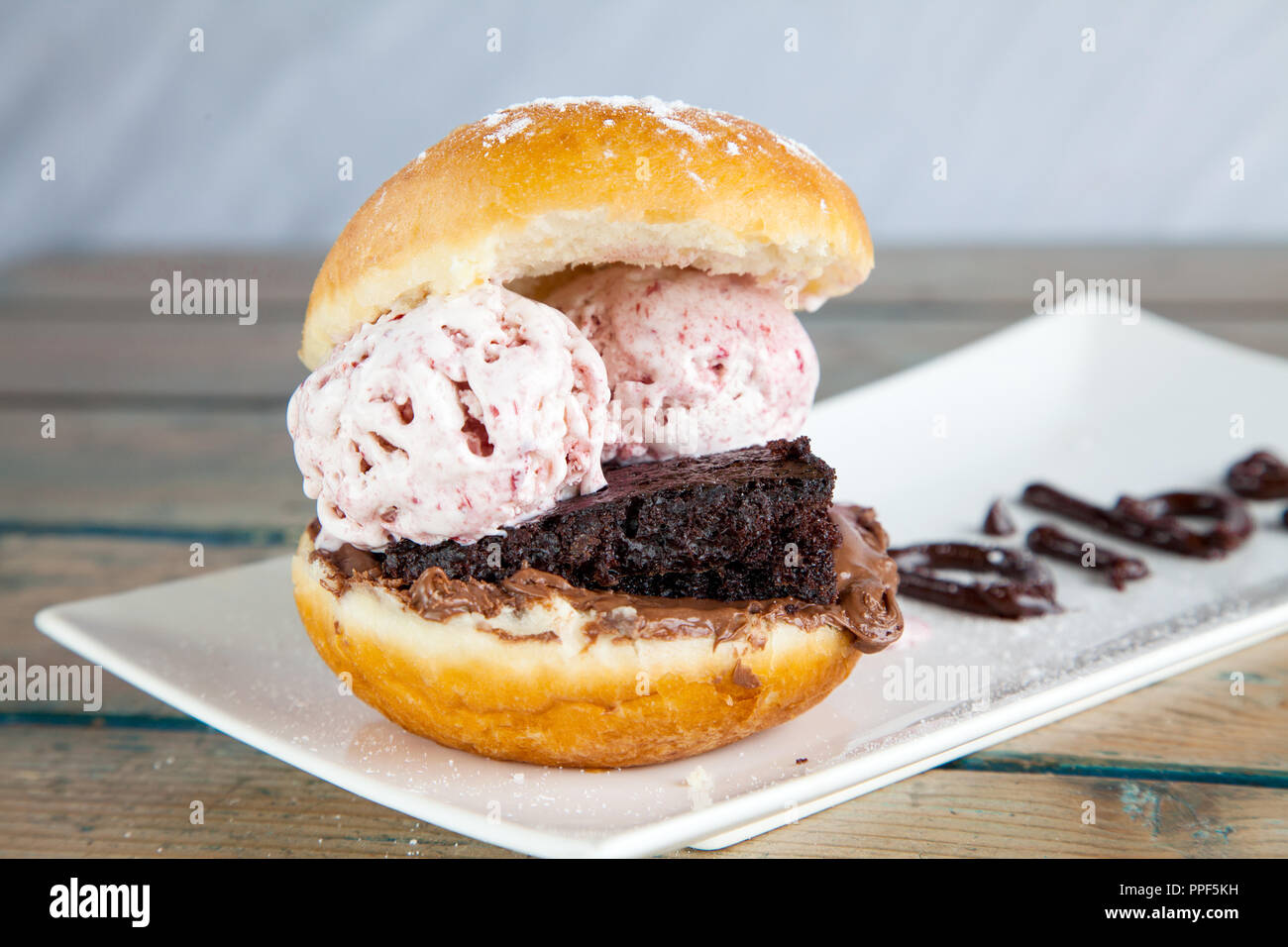 Fragola ciambella ice cream sandwich close up Foto Stock