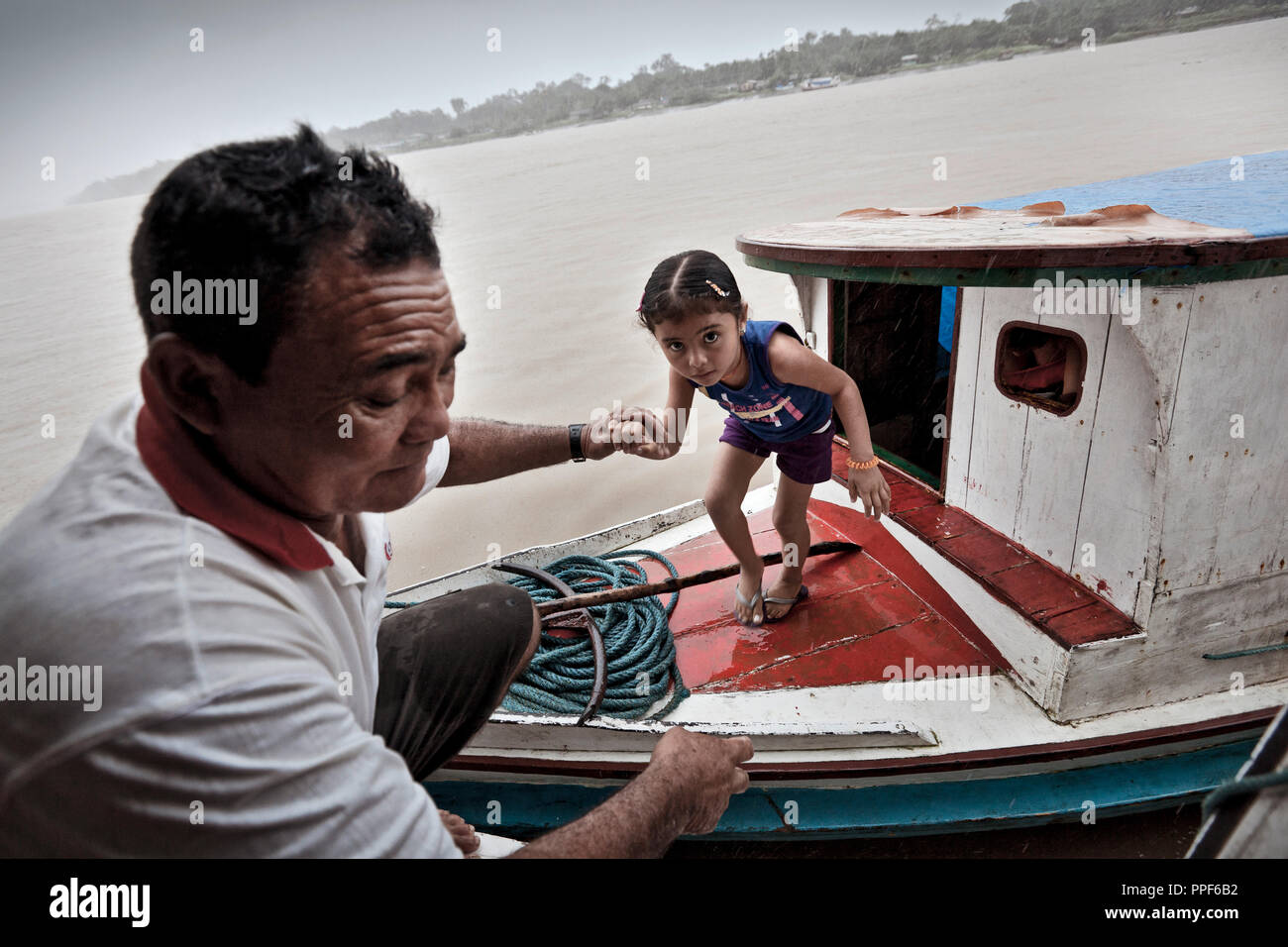 Le persone che vogliono visitare la corte per ottenere i loro diritti, spesso provengono da insediamenti distanti in Amazzonia delta con il battello motorizzato e rendere le loro barche anche sotto la pioggia il lato lungo della Tribuna. Foto Stock