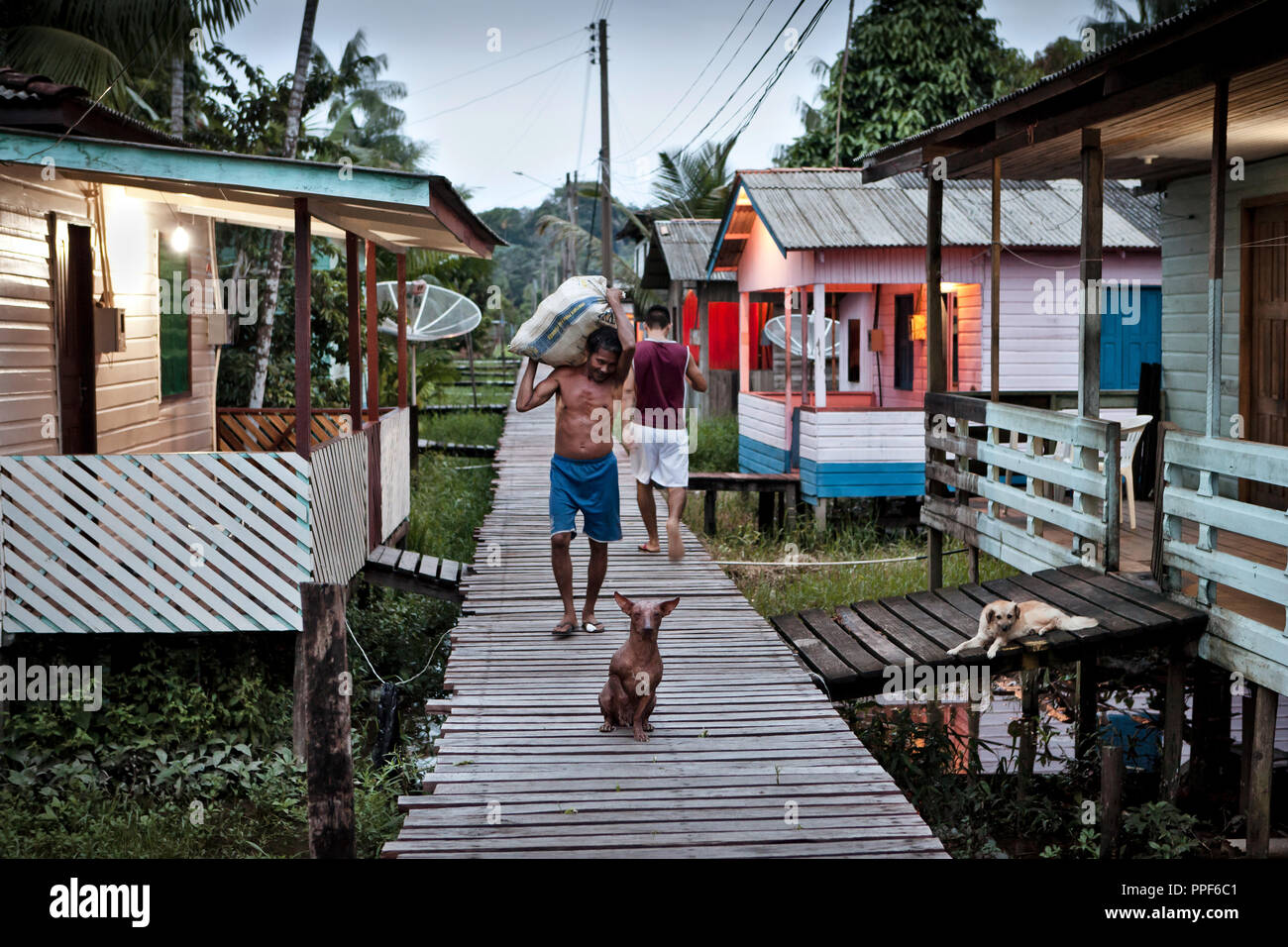 La vita quotidiana nell'insediamento remoto Vila Progresso sulla riva di un affluente del Rio delle Amazzoni in Brasile. Foto Stock