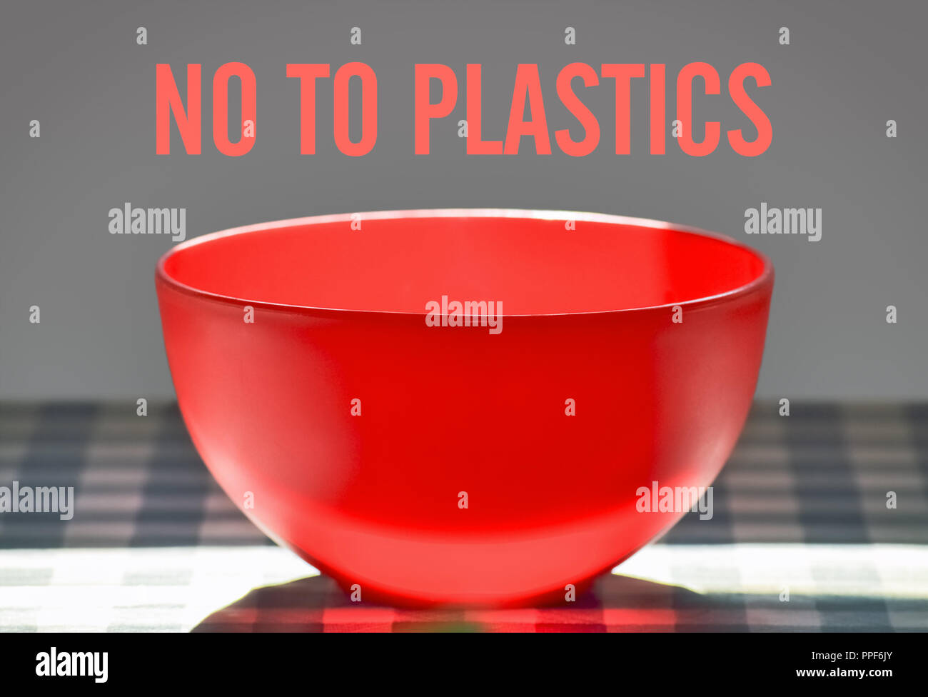 Primo piano di una coppa in plastica sul tavolo e non di testo per materie plastiche Foto Stock