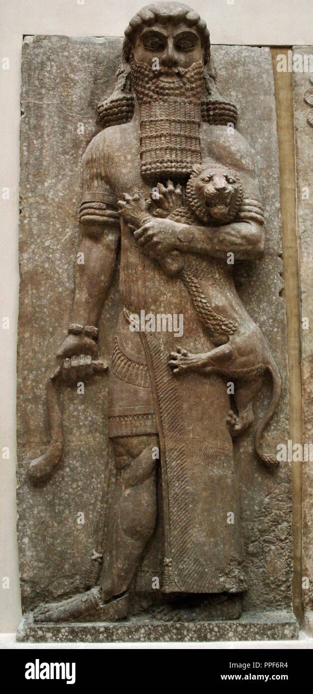 ARTE MESOPOTAMICO. ASIRIO. GILGAMESH. Allentamento del Palacio de Sargón II en Dur Sharrukin, antigua Asiria (effettivo Khorsabad en Irak). 713-716 a. C. Rappresentanouna un onu domador héroe de leones, muy probablemente el mítico héroe y Rey de Uruk, Gilgamesh. 713-706 a. C. (siglo VIII a. C). Detalle. Museo del Louvre. París. Francia. Foto Stock