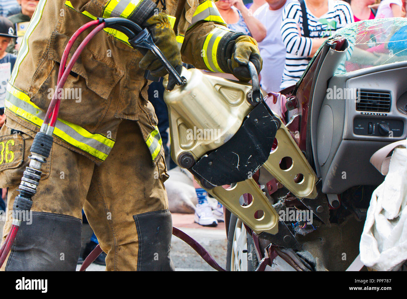 Laval, Canada,3 Giugno,2012.vigile del fuoco utilizzando le ganasce della vita in un incidente di automobile dimostrazione.Credit:Mario Beauregard/Alamy Live News Foto Stock