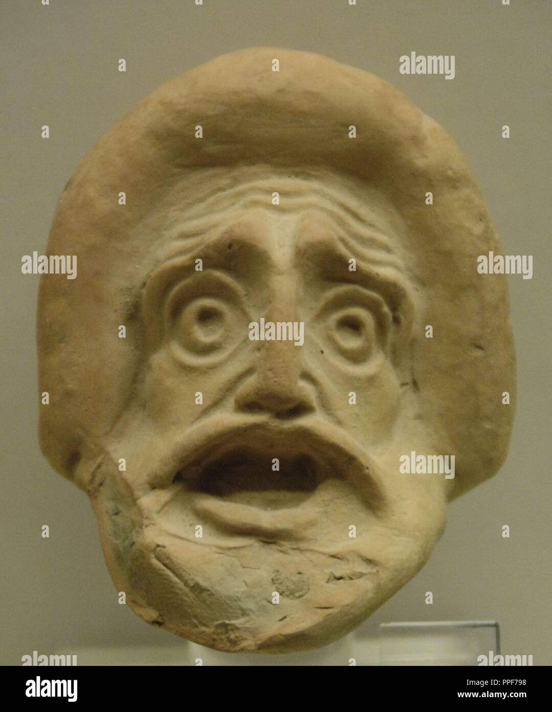 Arte greche. Del IV secolo A.C. Tragica maschera teatrale Museo archeologico di Olympia. La Grecia. Foto Stock