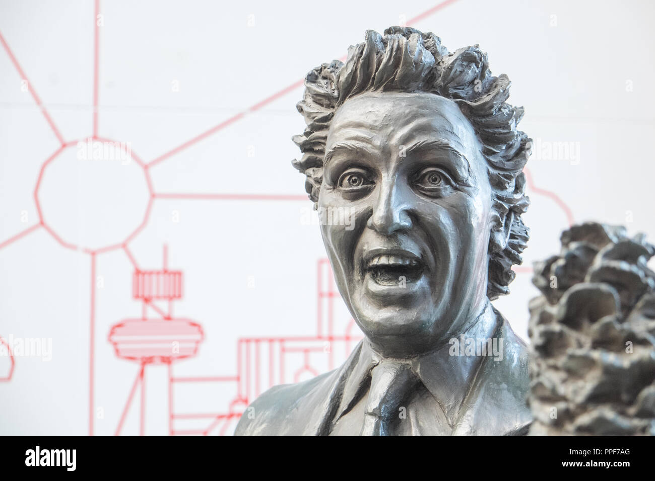 Ken,Dodd,Ken Dodd,statua,scultura,diddymen,comico,istituzione,solletico,stick,Lime Street,treno stazione,,concourse,Liverpool, Merseyside,l'Inghilterra,UK, Foto Stock