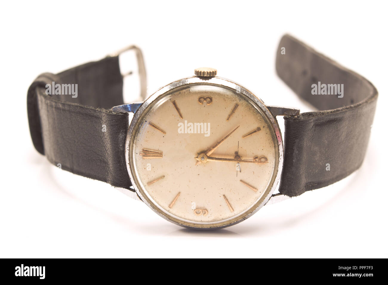 Il vecchio orologio da polso isolato su bianco Foto Stock