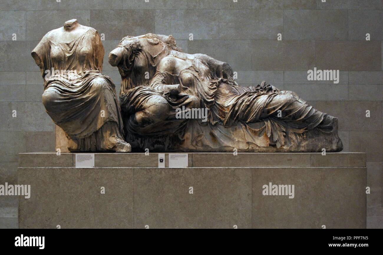 Le tre dee. Hestia, Dione e Afrodite. Dal frontone orientale del Partenone di Atene. Alta greco classico. 438-432 A.C. British Museum. Londra. In Inghilterra. Regno Unito. Foto Stock