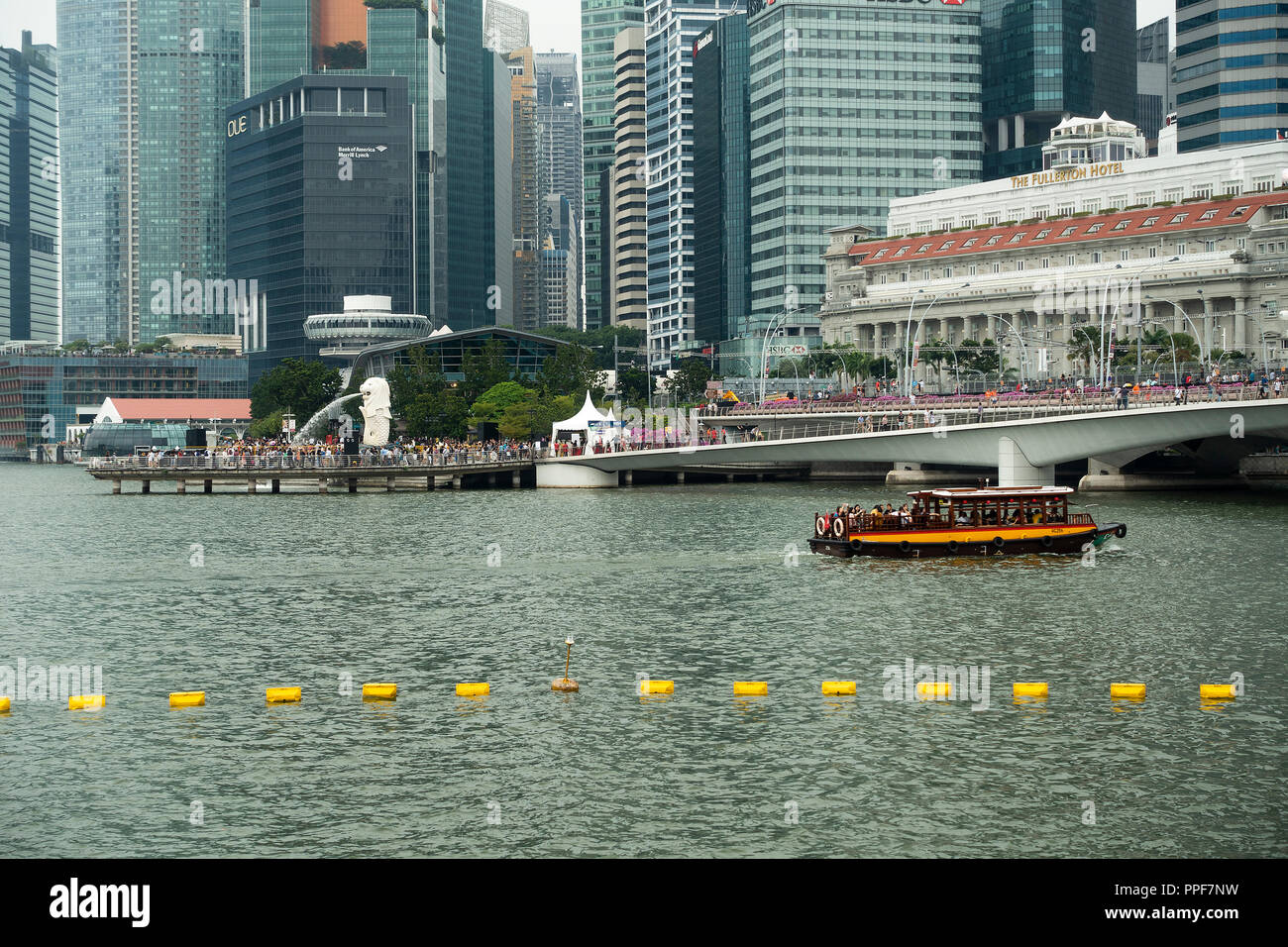 Il Fullerton Hotel e il quartiere finanziario di grattacieli con il Taxi in barca sul fiume e i turisti nel centro cittadino di Singapore Repubblica di Singapore Asia Foto Stock