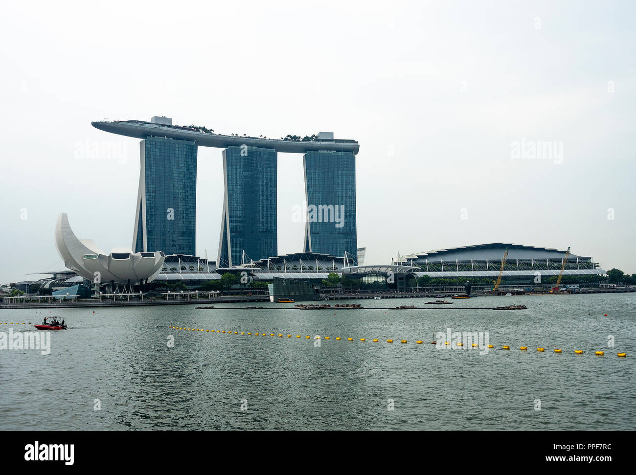 L'iconico Marina Bay Sands Hotel e il Museo ArtScience sulla baia nel centro cittadino di Singapore Repubblica di Singapore Asia Foto Stock