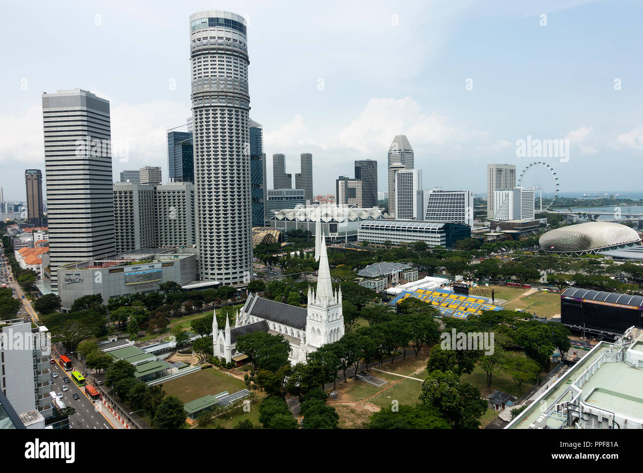 Vista aerea di Saint Andrew's Cathedral, il Padang, il Swissotel Stamford Tower e il centro cittadino di Singapore Repubblica di Singapore Asia Foto Stock