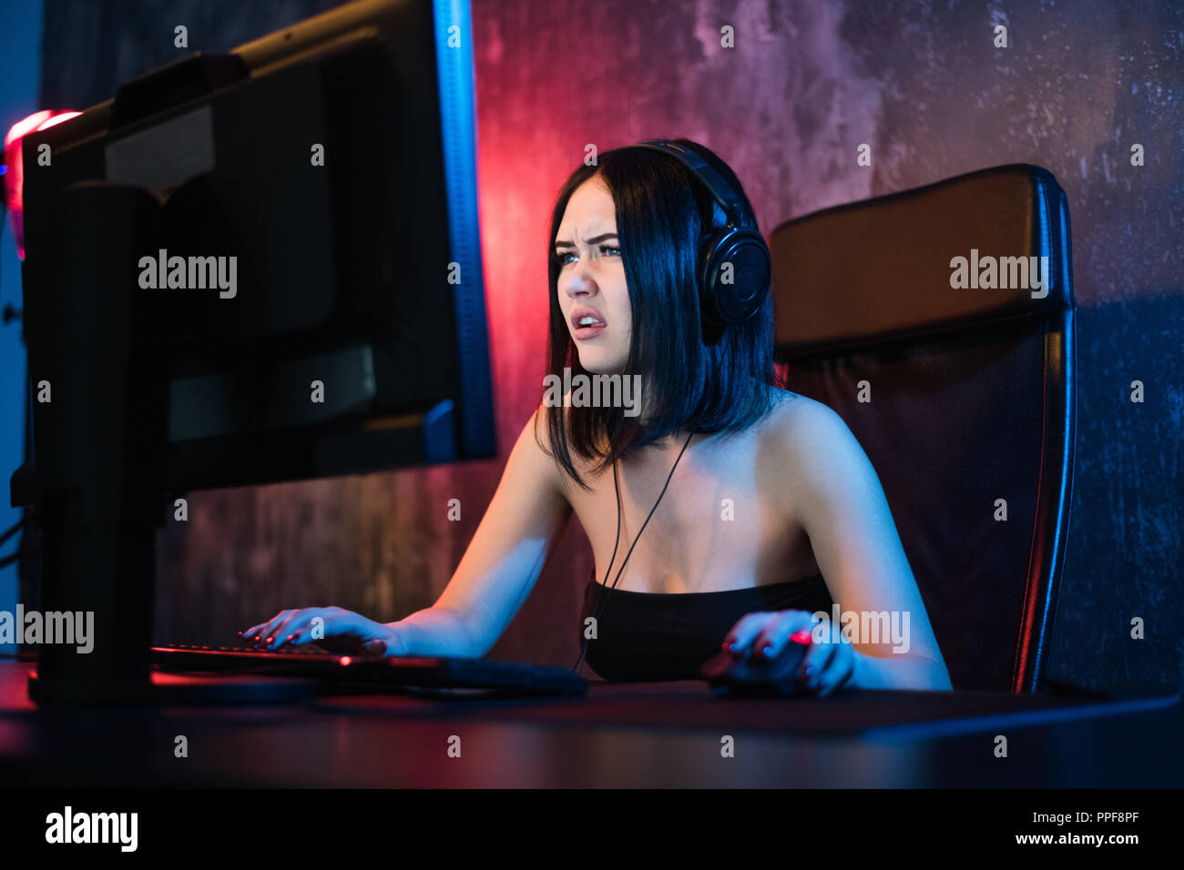 Ritratto di una donna preoccupati utilizzando un PC nella notte a casa. Foto Stock