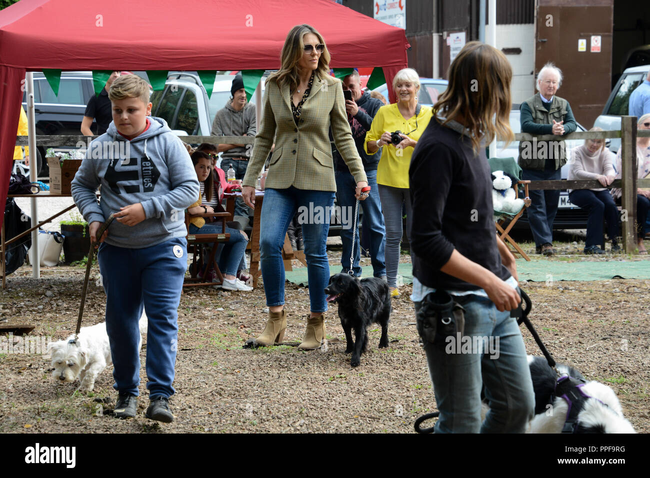 Bromsberrow Heath Fun Dog Show. Il 15 settembre 2018. Herefordshire. Elizabeth Hurley & il suo spaniel Mia prendendo parte ad un villaggio dog show. Foto Stock