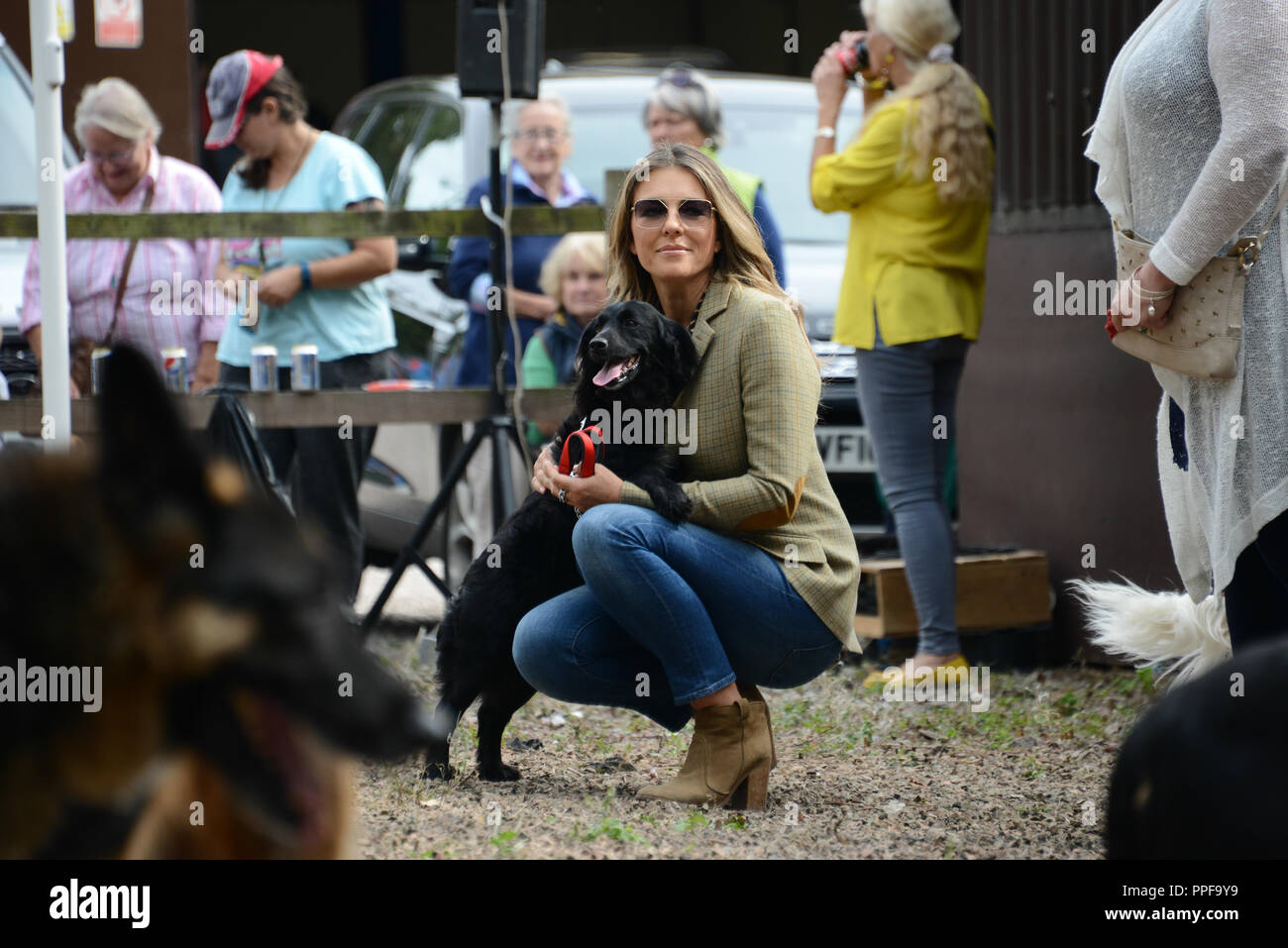 Bromsberrow Heath Fun Dog Show. Il 15 settembre 2018. Herefordshire. Elizabeth Hurley & il suo spaniel Mia prendendo parte ad un villaggio dog show. Foto Stock