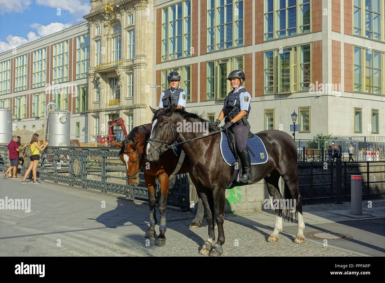 Berlino, zwei Polizistinnen auf Pferden - Berlino, due donne di Polizia a Cavallo Foto Stock