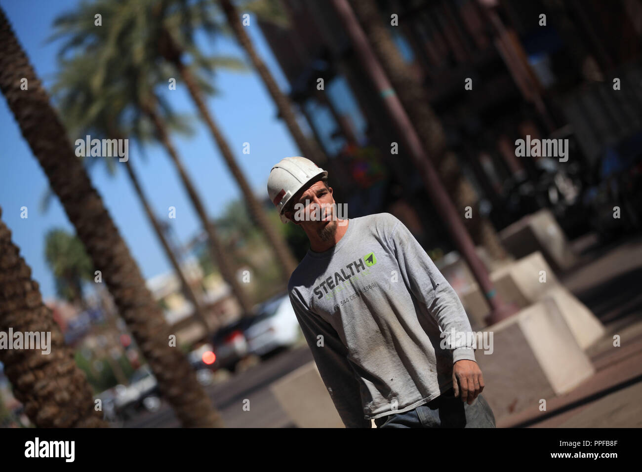 Città di Tempe, AZ ,Tempe Town Lake . Città di Tempe, AZ ,Tempe Town Lake, Phoenix Az. . Lavoratore di sesso maschile, operaio edile, indossando il casco di sicurezza. . Ho Foto Stock