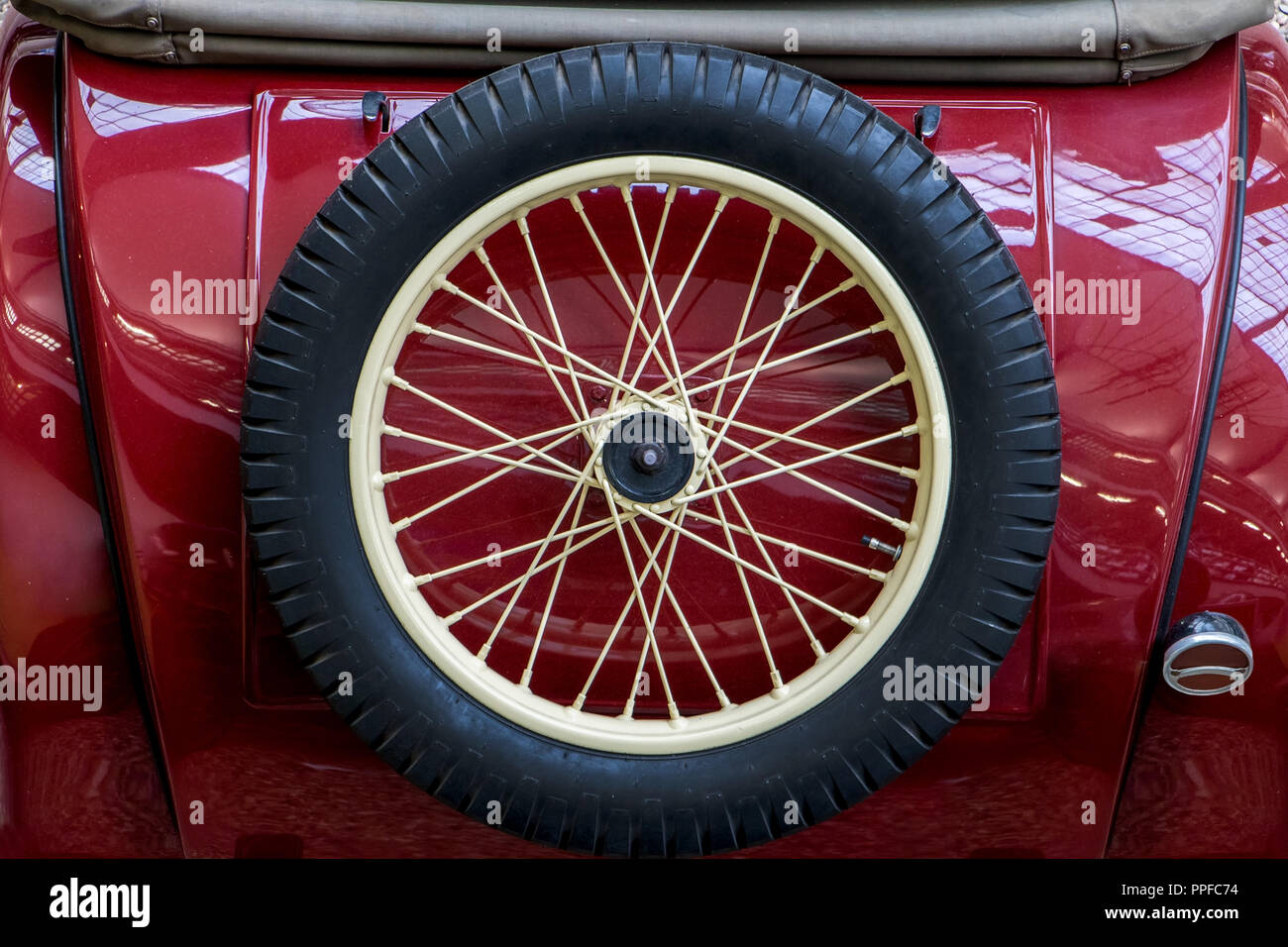 La vista posteriore dell'auto d'epoca con ruota di scorta. Il rosso  classico auto con la classica sulla ruota posteriore Foto stock - Alamy