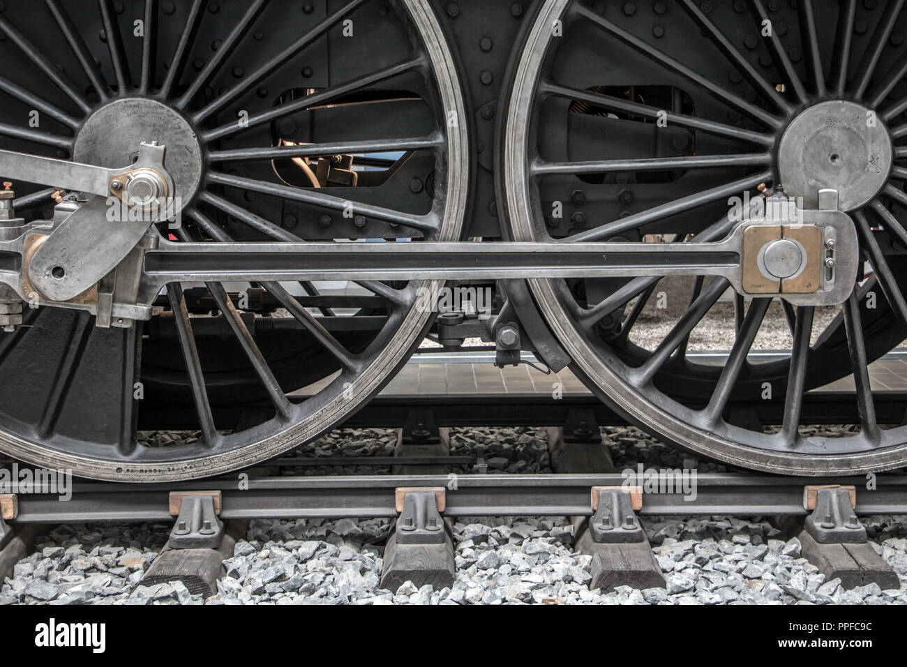 Dettaglio della locomotiva a vapore ruota su tracce. Foto Stock