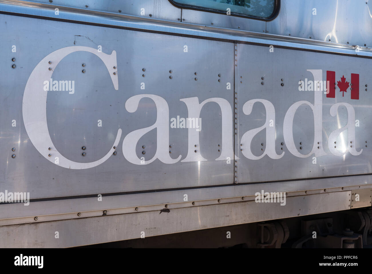 JASPER, CANADA - luglio 5, 2018: Canada sul lato di una rotaia Canada autovettura in Jasper, Canada Foto Stock
