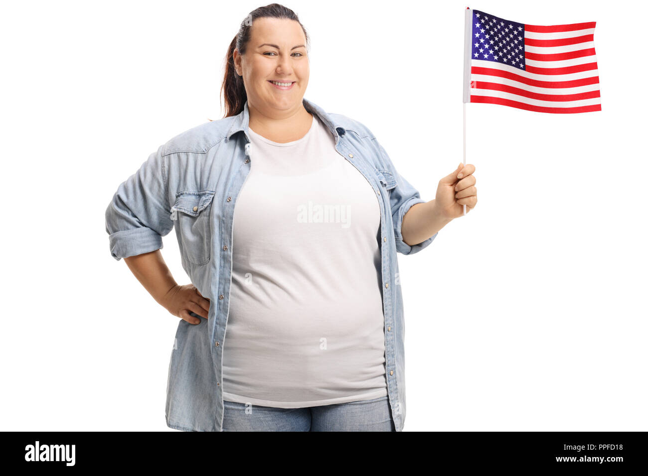Donna che mantiene una bandiera americana isolato su sfondo bianco Foto Stock