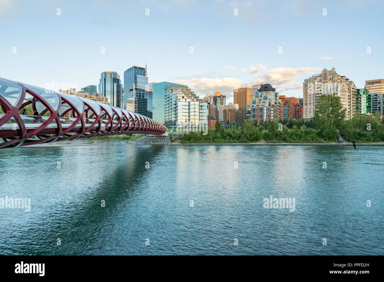 Skyline della città di Calgary, Alberta, Canada lungo il Fiume Bow con ponte di pace Foto Stock