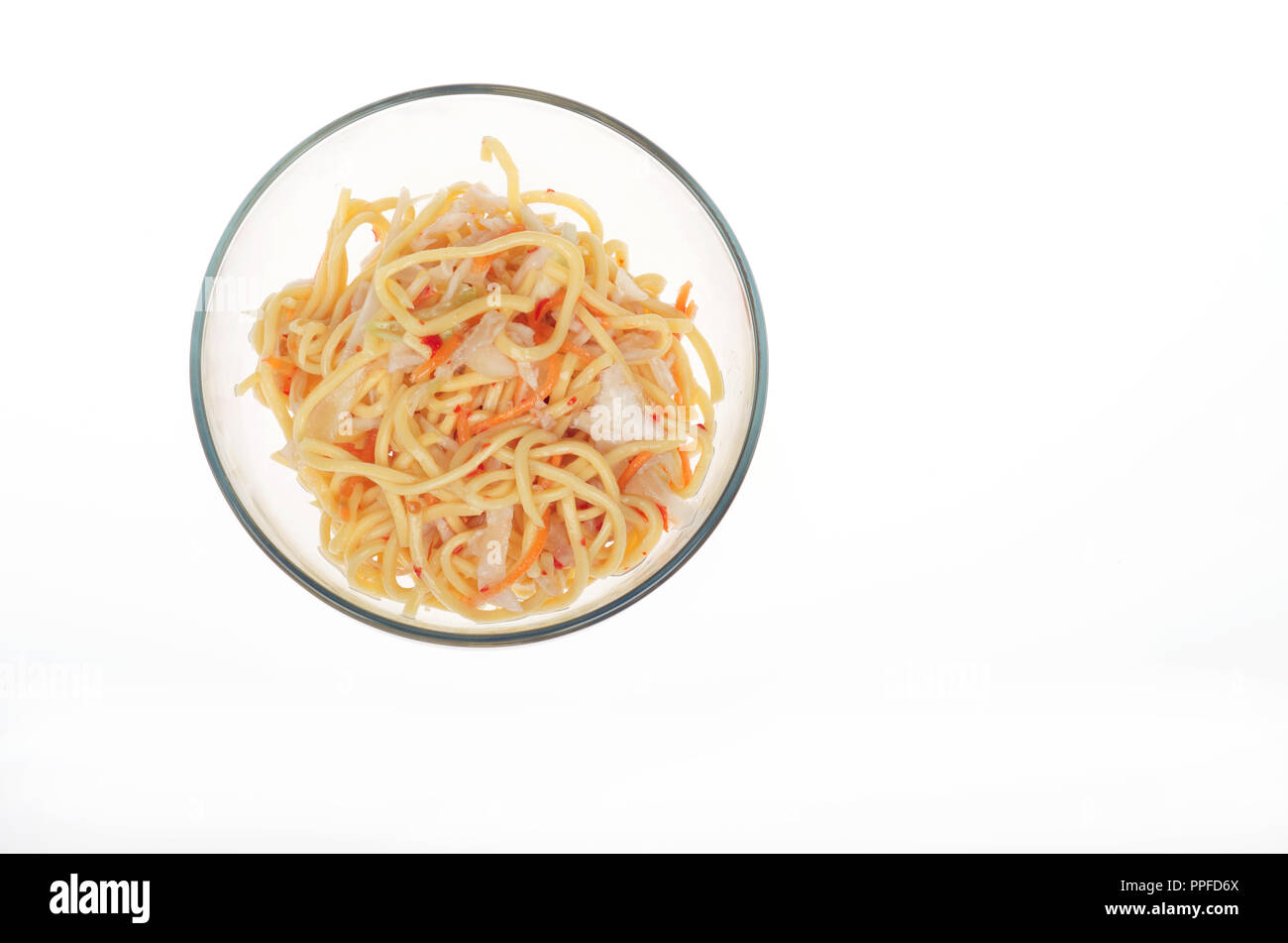 Vaso di vetro con peperoncino tailandese Noodles su sfondo bianco Foto Stock