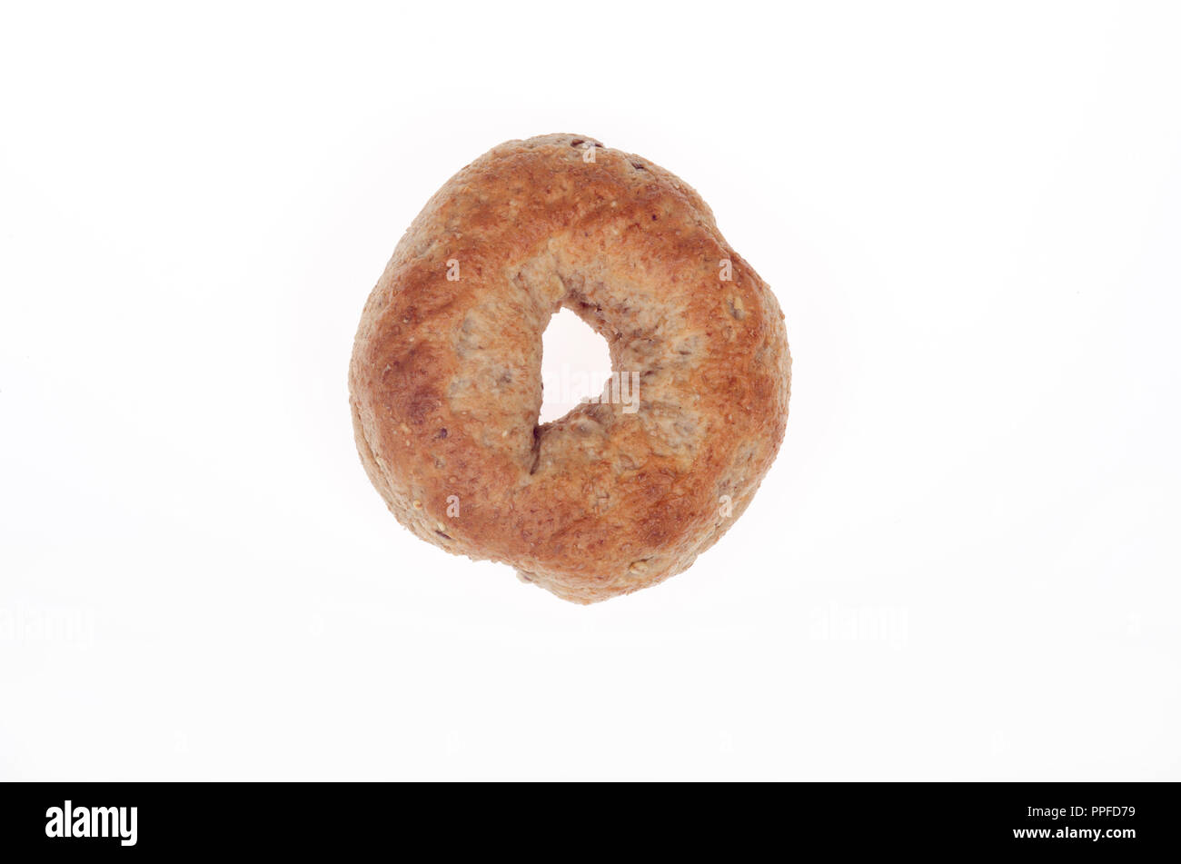 Multigrain bagel forma sopra su sfondo bianco Foto Stock