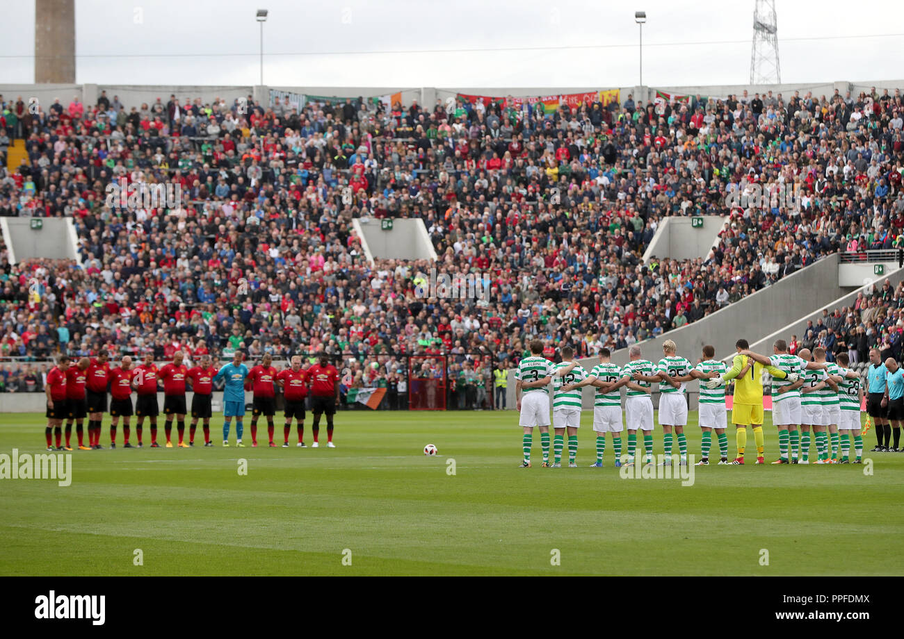 Celtic e Repubblica di Irlanda leggende e Manchester United Legends team line up per un minuto di silenzio prima di Liam Miller tribute match al Pairc Ui Chaoimh di Cork e. Foto Stock